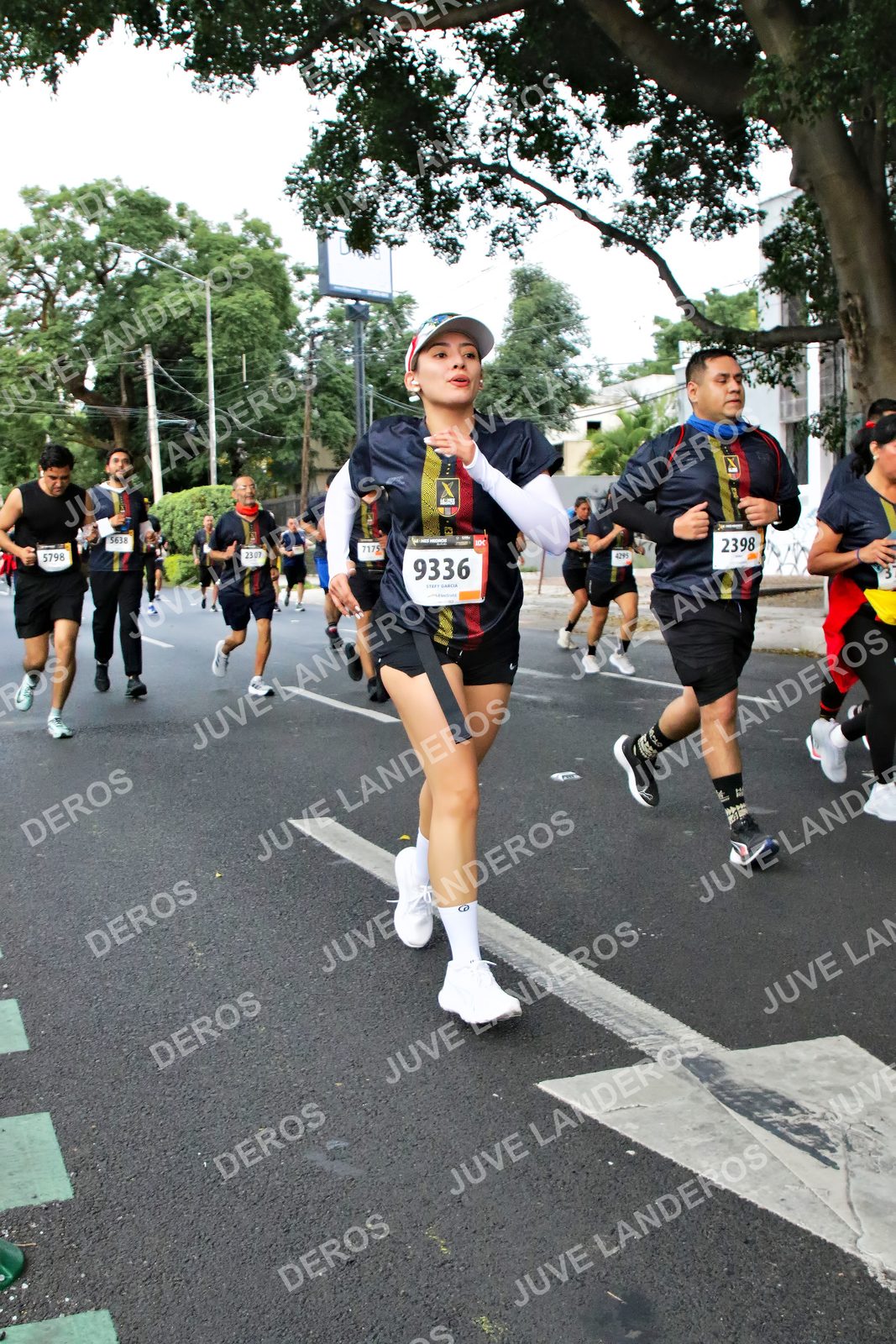 Foto de la X Carrera Leones Negros Red Cola 2026 en Rectoría General de la UdeG, Av. Juárez 976 (meta en Av. Enrique Díaz de León y Pedro Moreno), Guadalajara a las 05:10 · dorsal 9336, 2398, 5798, 2307