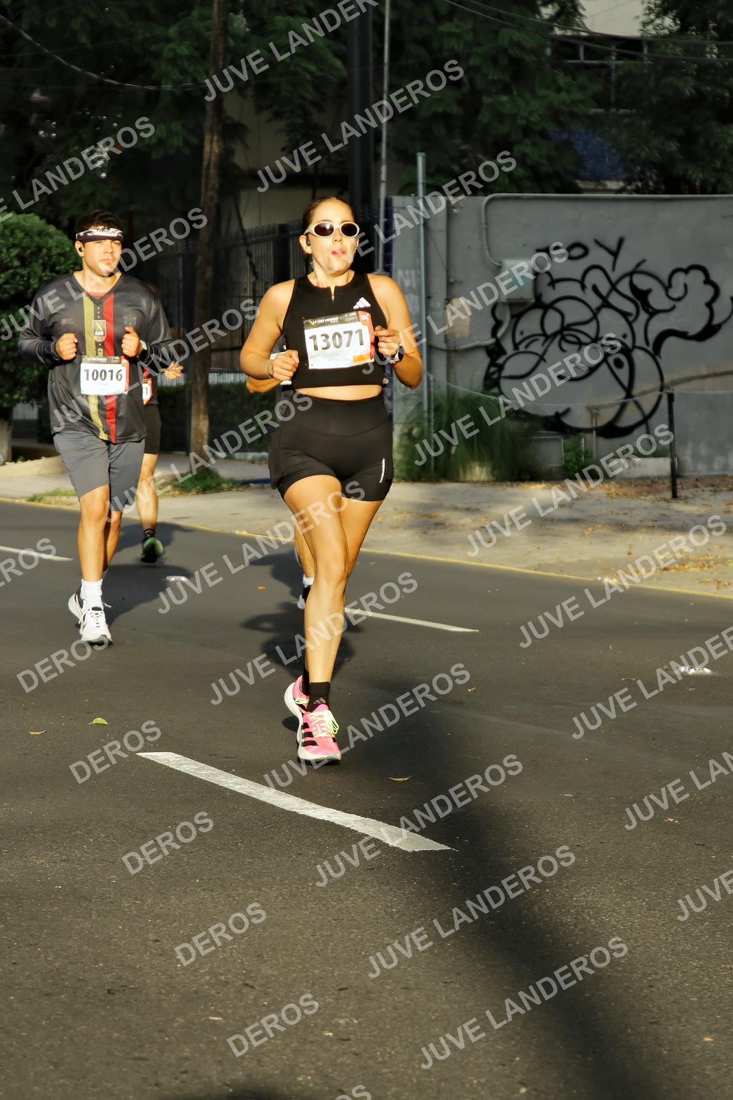 Foto de la X Carrera Leones Negros Red Cola 2026 en Rectoría General de la UdeG, Av. Juárez 976 (meta en Av. Enrique Díaz de León y Pedro Moreno), Guadalajara a las 07:39 · dorsal 13071, 10016