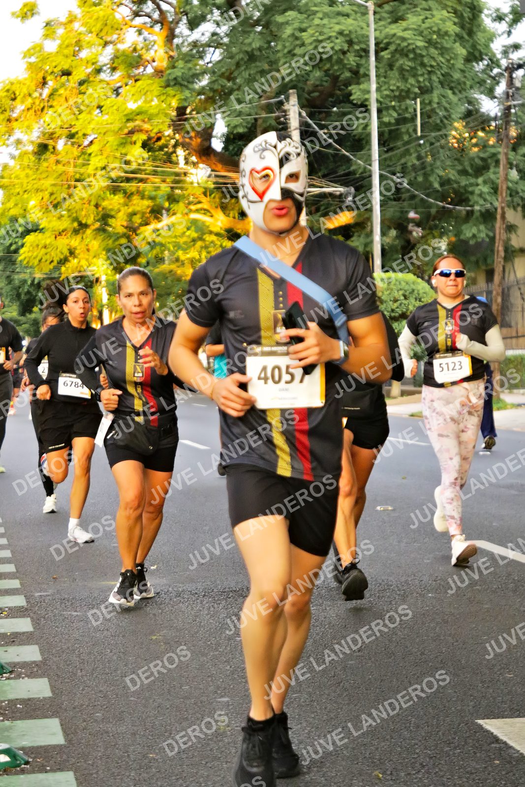 Foto de la X Carrera Leones Negros Red Cola 2026 en Rectoría General de la UdeG, Av. Juárez 976 (meta en Av. Enrique Díaz de León y Pedro Moreno), Guadalajara a las 05:01 · dorsal 5123, 4057, 6784