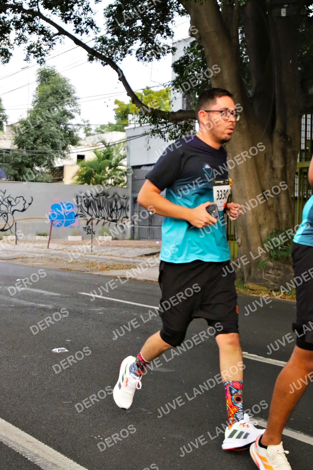 Foto de la X Carrera Leones Negros Red Cola 2026 en Rectoría General de la UdeG, Av. Juárez 976 (meta en Av. Enrique Díaz de León y Pedro Moreno), Guadalajara a las 04:59 · dorsal 3350
