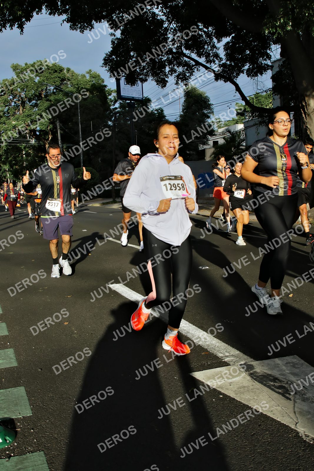 Foto de la X Carrera Leones Negros Red Cola 2026 en Rectoría General de la UdeG, Av. Juárez 976 (meta en Av. Enrique Díaz de León y Pedro Moreno), Guadalajara a las 07:48 · dorsal 12958, 9517, 254