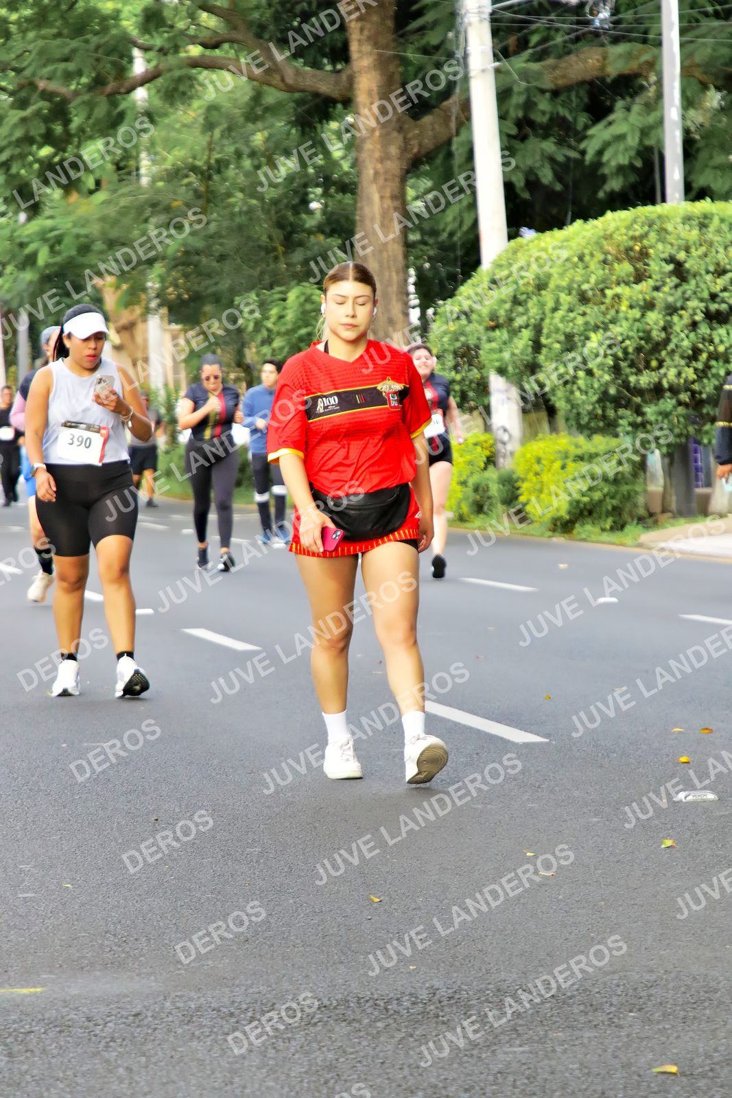 Foto de la X Carrera Leones Negros Red Cola 2026 en Rectoría General de la UdeG, Av. Juárez 976 (meta en Av. Enrique Díaz de León y Pedro Moreno), Guadalajara a las 08:17 · dorsal 390