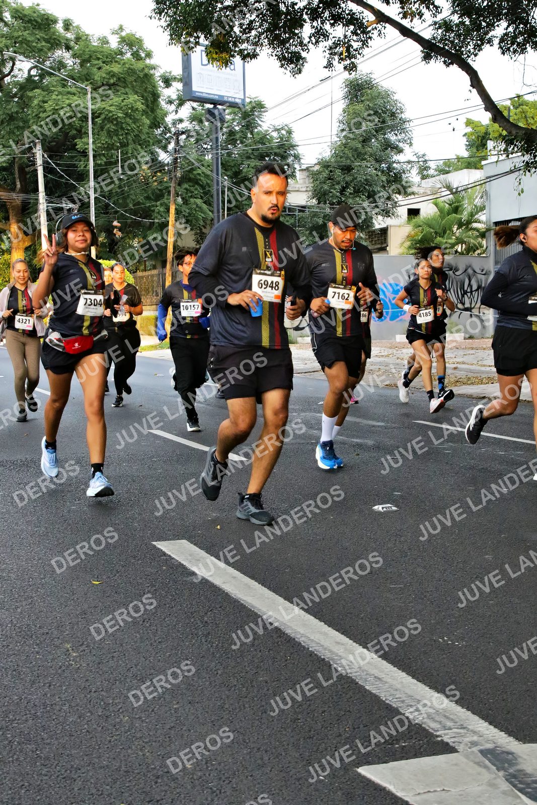 Foto de la X Carrera Leones Negros Red Cola 2026 en Rectoría General de la UdeG, Av. Juárez 976 (meta en Av. Enrique Díaz de León y Pedro Moreno), Guadalajara a las 05:07 · dorsal 6948, 7162, 7304, 10157