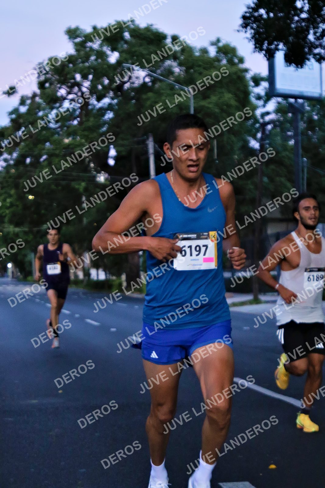 Foto de la X Carrera Leones Negros Red Cola 2026 en Rectoría General de la UdeG, Av. Juárez 976 (meta en Av. Enrique Díaz de León y Pedro Moreno), Guadalajara a las 04:48 · dorsal 6197, 6189