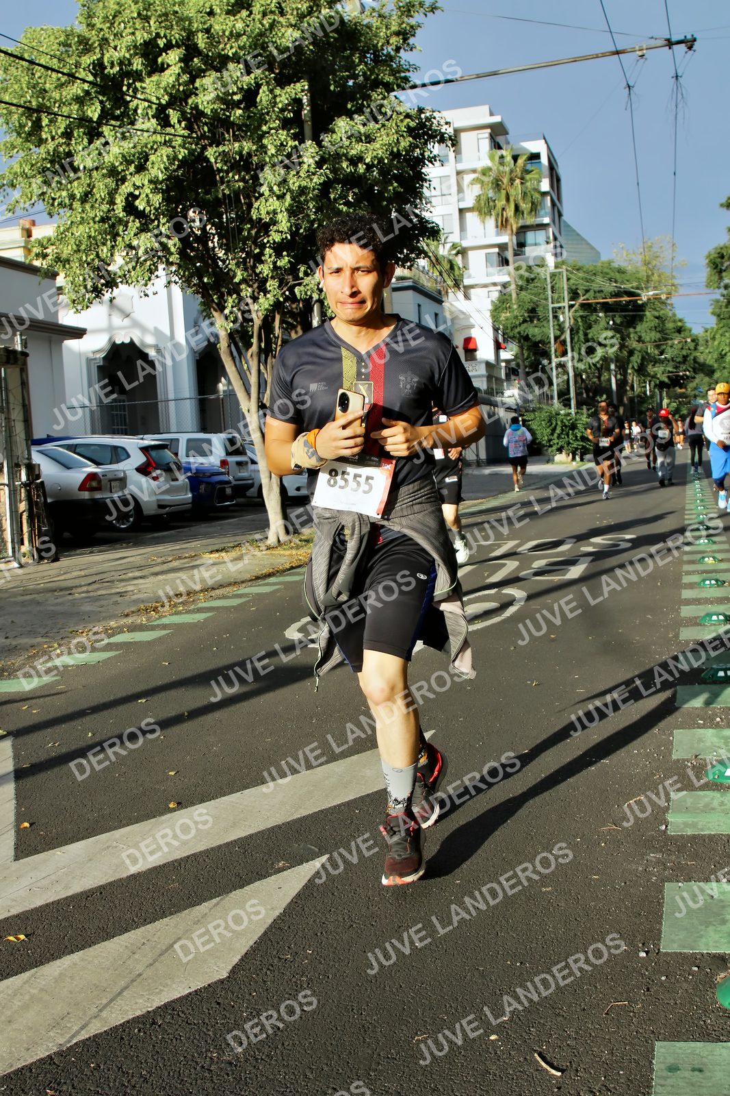 Foto de la X Carrera Leones Negros Red Cola 2026 en Rectoría General de la UdeG, Av. Juárez 976 (meta en Av. Enrique Díaz de León y Pedro Moreno), Guadalajara a las 07:53 · dorsal 8555