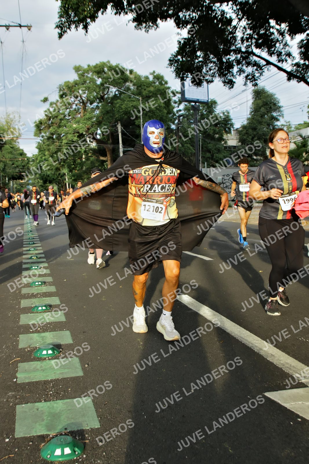Foto de la X Carrera Leones Negros Red Cola 2026 en Rectoría General de la UdeG, Av. Juárez 976 (meta en Av. Enrique Díaz de León y Pedro Moreno), Guadalajara a las 07:33 · dorsal 12102, 1996, 10300