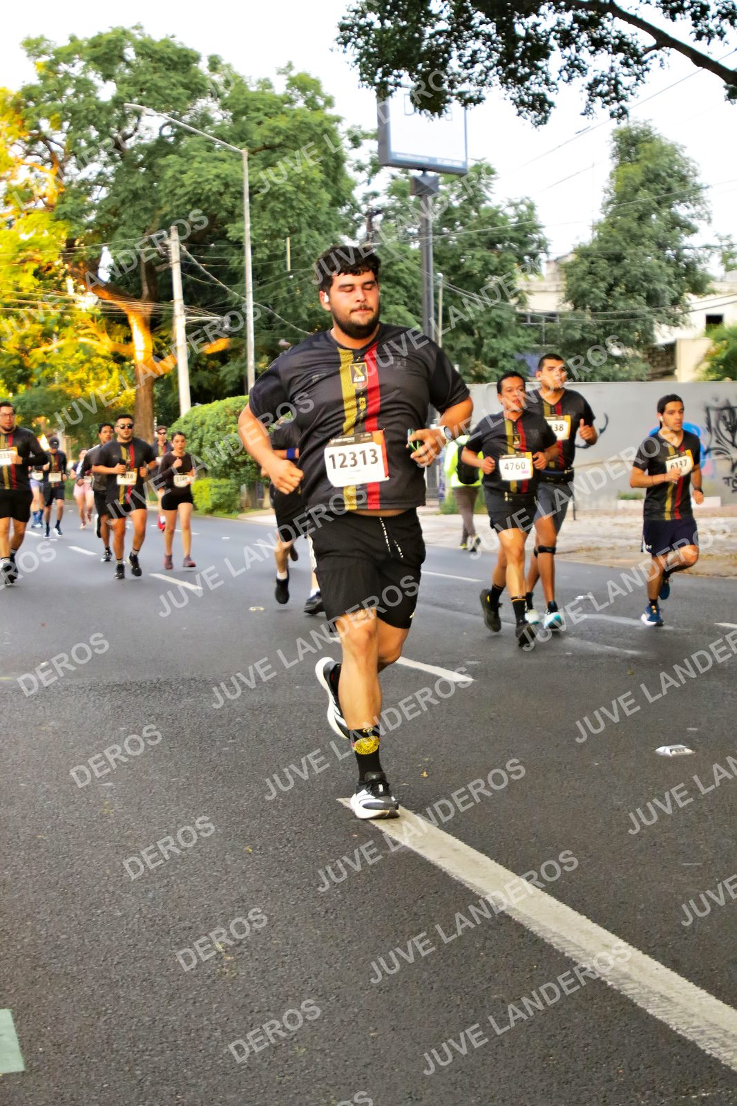 Foto de la X Carrera Leones Negros Red Cola 2026 en Rectoría General de la UdeG, Av. Juárez 976 (meta en Av. Enrique Díaz de León y Pedro Moreno), Guadalajara a las 05:00 · dorsal 12313, 4760, 38, 6137