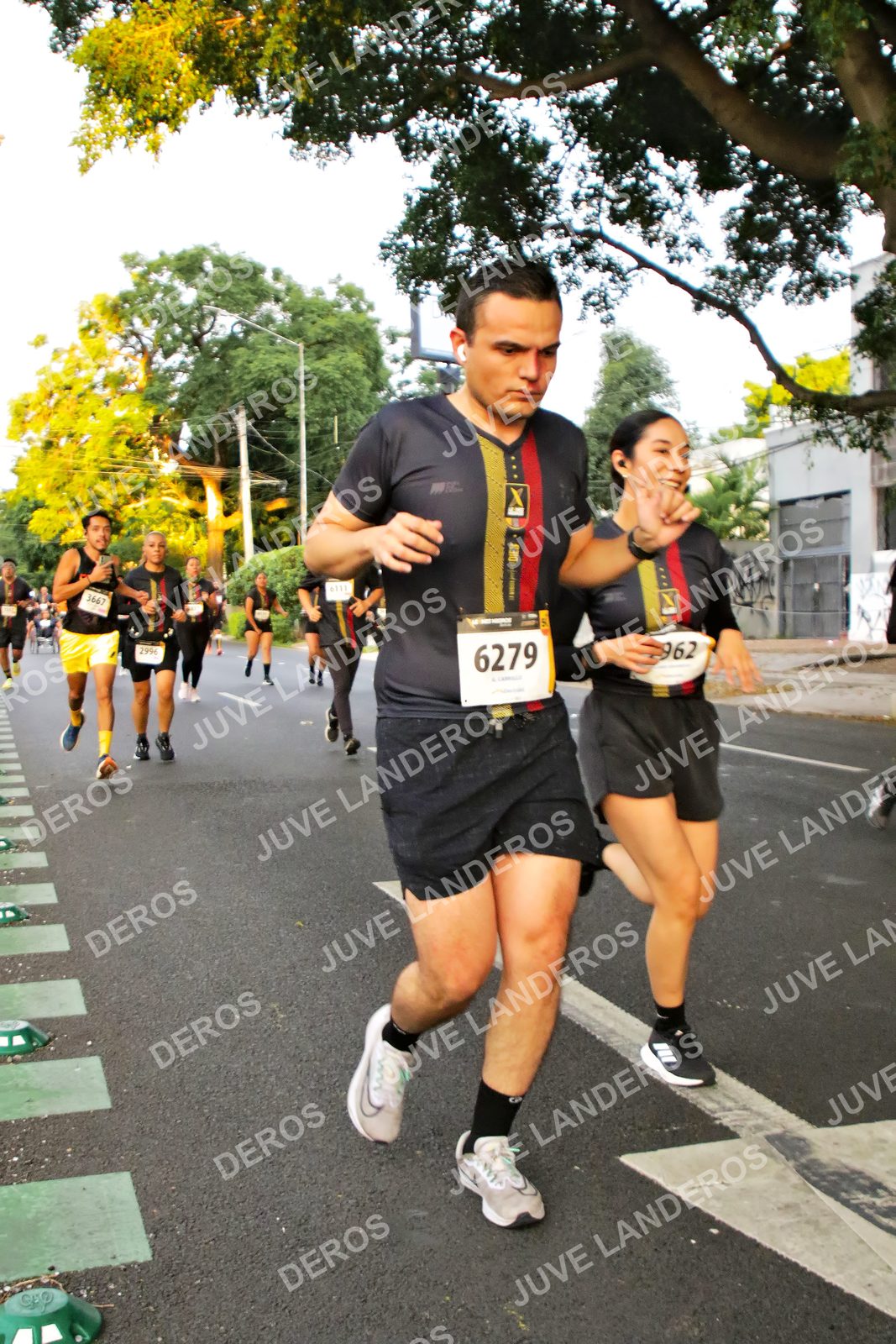 Foto de la X Carrera Leones Negros Red Cola 2026 en Rectoría General de la UdeG, Av. Juárez 976 (meta en Av. Enrique Díaz de León y Pedro Moreno), Guadalajara a las 05:01 · dorsal 6279, 2996, 3667, 962