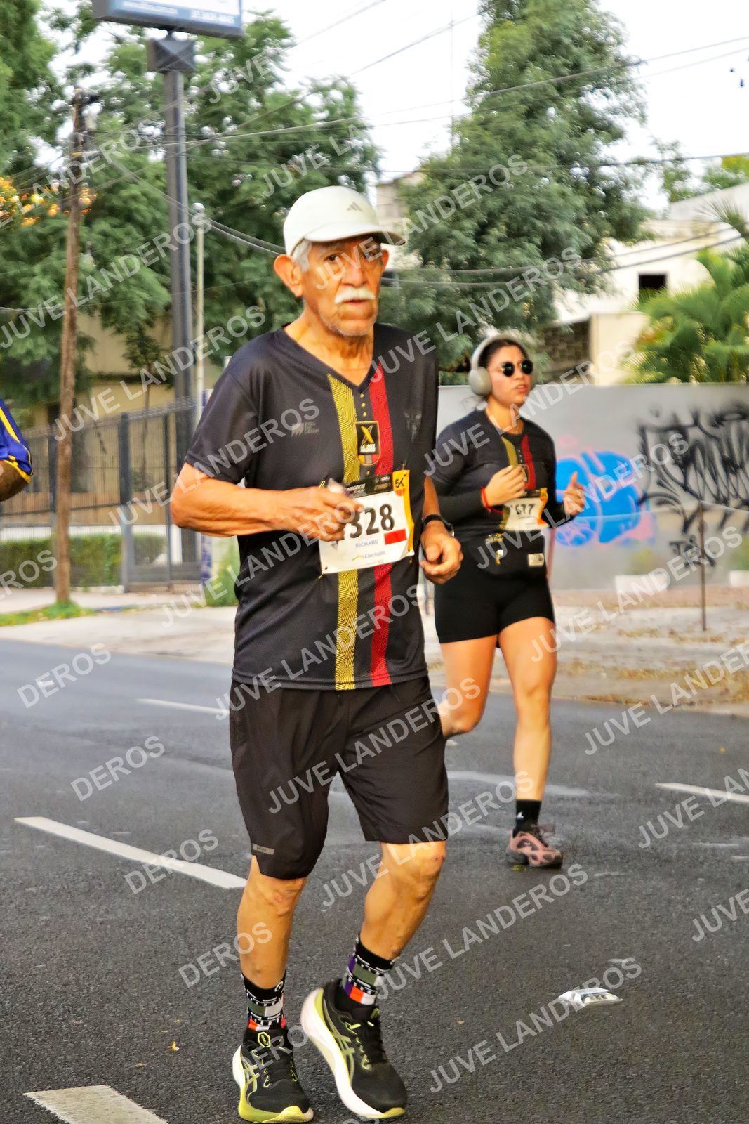 Foto de la X Carrera Leones Negros Red Cola 2026 en Rectoría General de la UdeG, Av. Juárez 976 (meta en Av. Enrique Díaz de León y Pedro Moreno), Guadalajara a las 05:01 · dorsal 328, 677