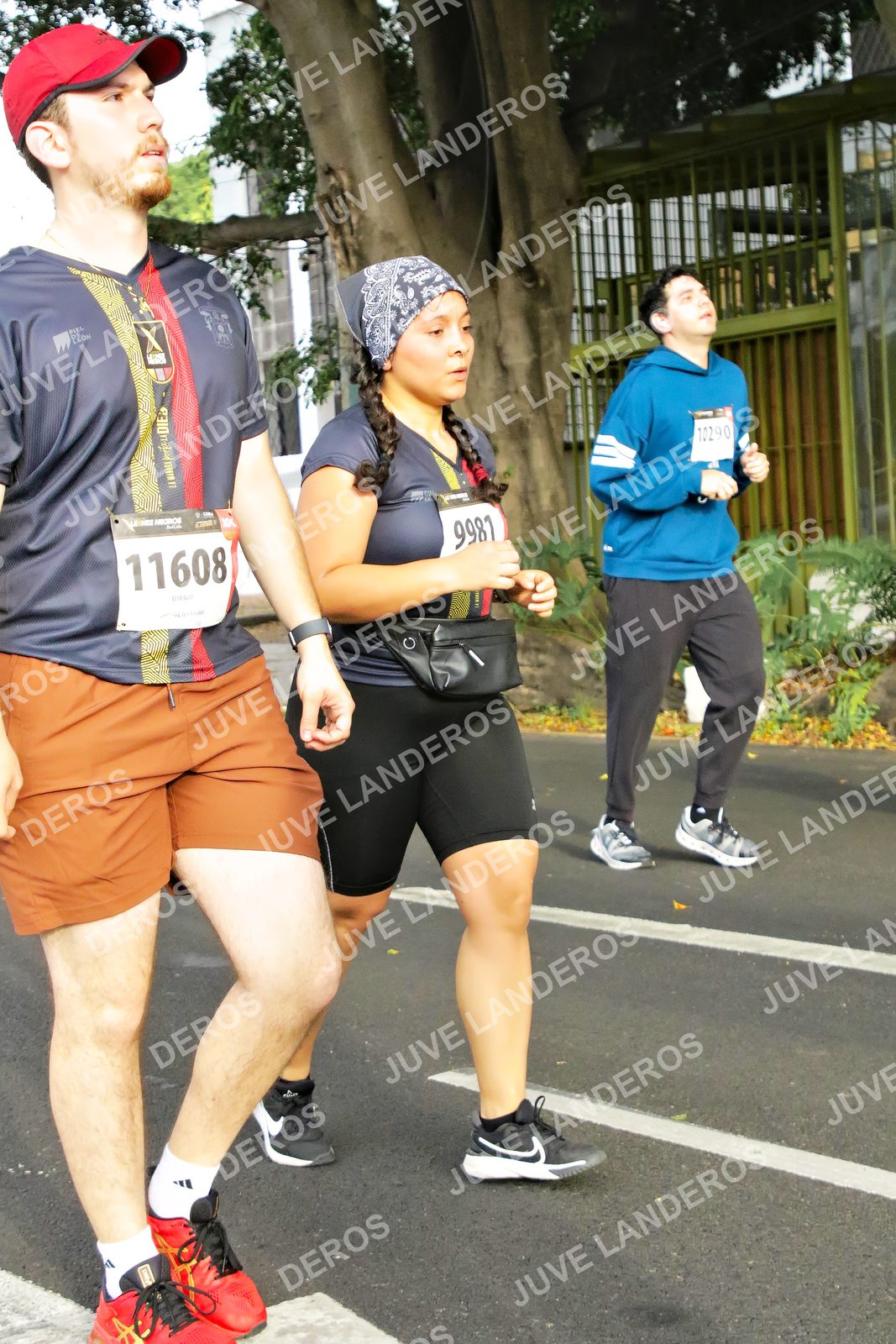 Foto de la X Carrera Leones Negros Red Cola 2026 en Rectoría General de la UdeG, Av. Juárez 976 (meta en Av. Enrique Díaz de León y Pedro Moreno), Guadalajara a las 08:09 · dorsal 11608, 9981, 10290