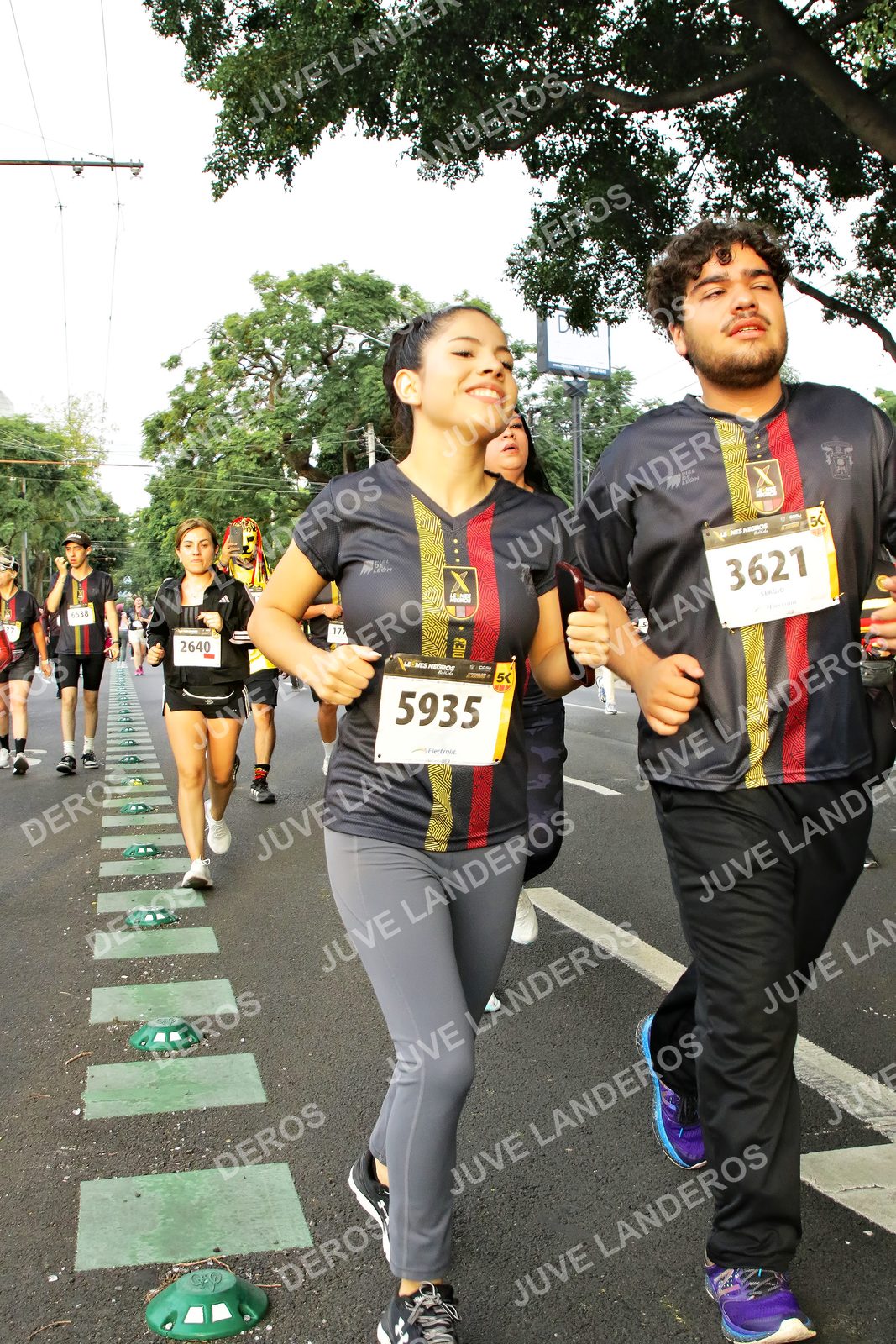 Foto de la X Carrera Leones Negros Red Cola 2026 en Rectoría General de la UdeG, Av. Juárez 976 (meta en Av. Enrique Díaz de León y Pedro Moreno), Guadalajara a las 07:21 · dorsal 5935, 3621, 2640