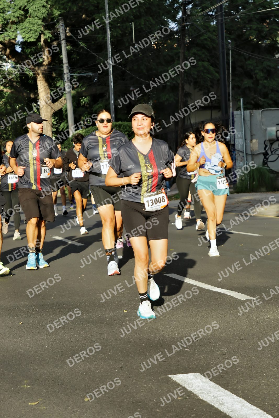 Foto de la X Carrera Leones Negros Red Cola 2026 en Rectoría General de la UdeG, Av. Juárez 976 (meta en Av. Enrique Díaz de León y Pedro Moreno), Guadalajara a las 07:53 · dorsal 13008, 12826, 8352, 11