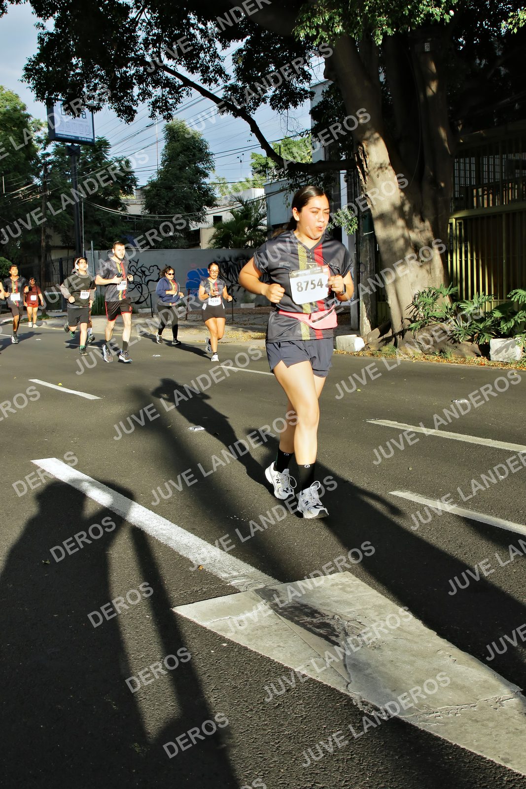 Foto de la X Carrera Leones Negros Red Cola 2026 en Rectoría General de la UdeG, Av. Juárez 976 (meta en Av. Enrique Díaz de León y Pedro Moreno), Guadalajara a las 07:46 · dorsal 8754