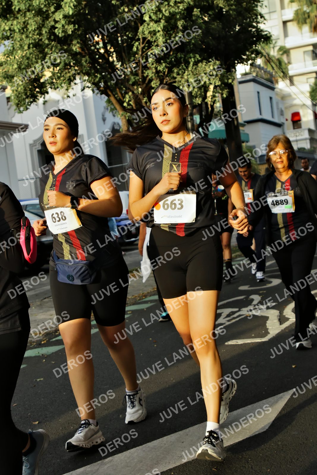 Foto de la X Carrera Leones Negros Red Cola 2026 en Rectoría General de la UdeG, Av. Juárez 976 (meta en Av. Enrique Díaz de León y Pedro Moreno), Guadalajara a las 07:23 · dorsal 663, 638, 4889, 78