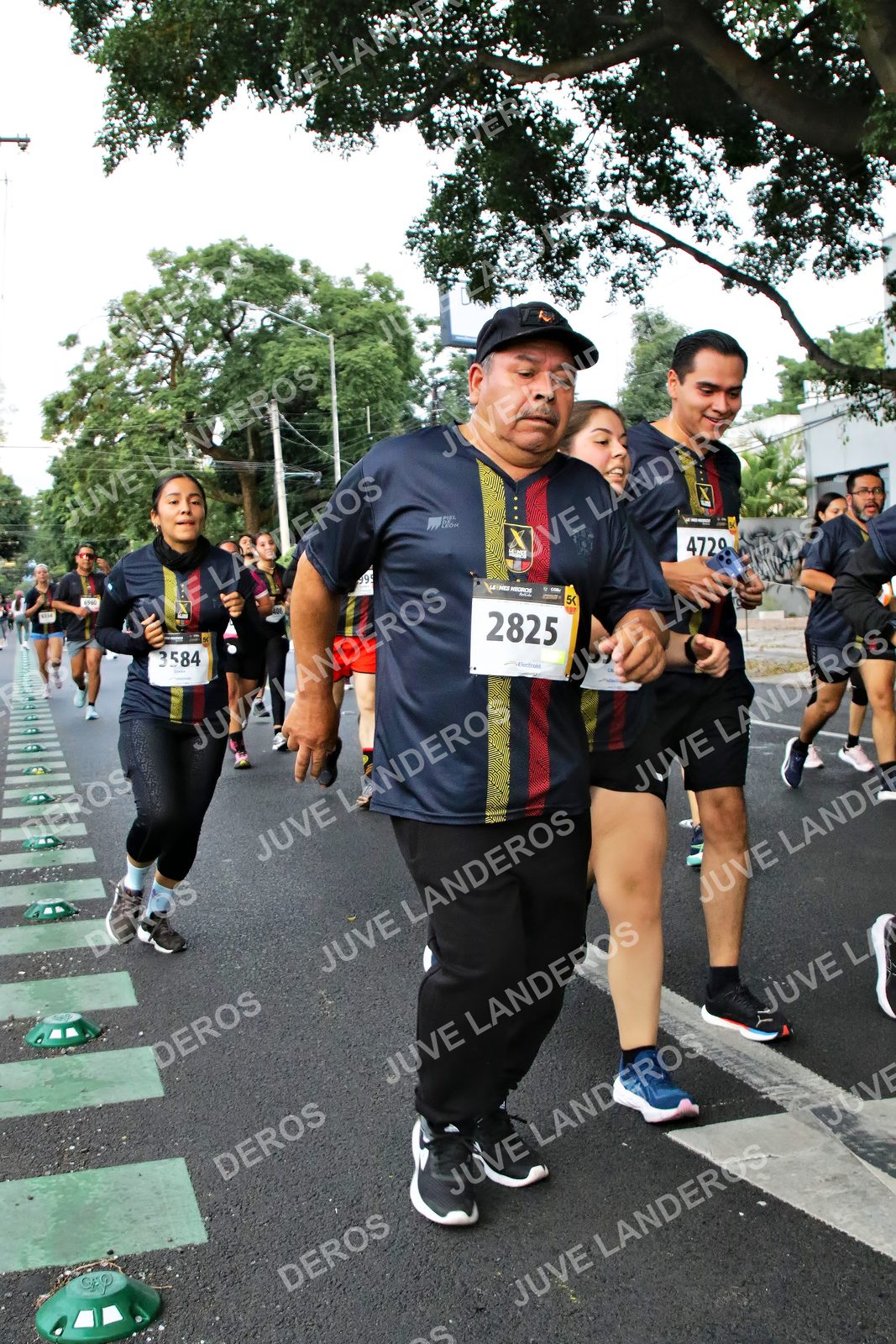 Foto de la X Carrera Leones Negros Red Cola 2026 en Rectoría General de la UdeG, Av. Juárez 976 (meta en Av. Enrique Díaz de León y Pedro Moreno), Guadalajara a las 05:09 · dorsal 2825, 3584, 4729, 99