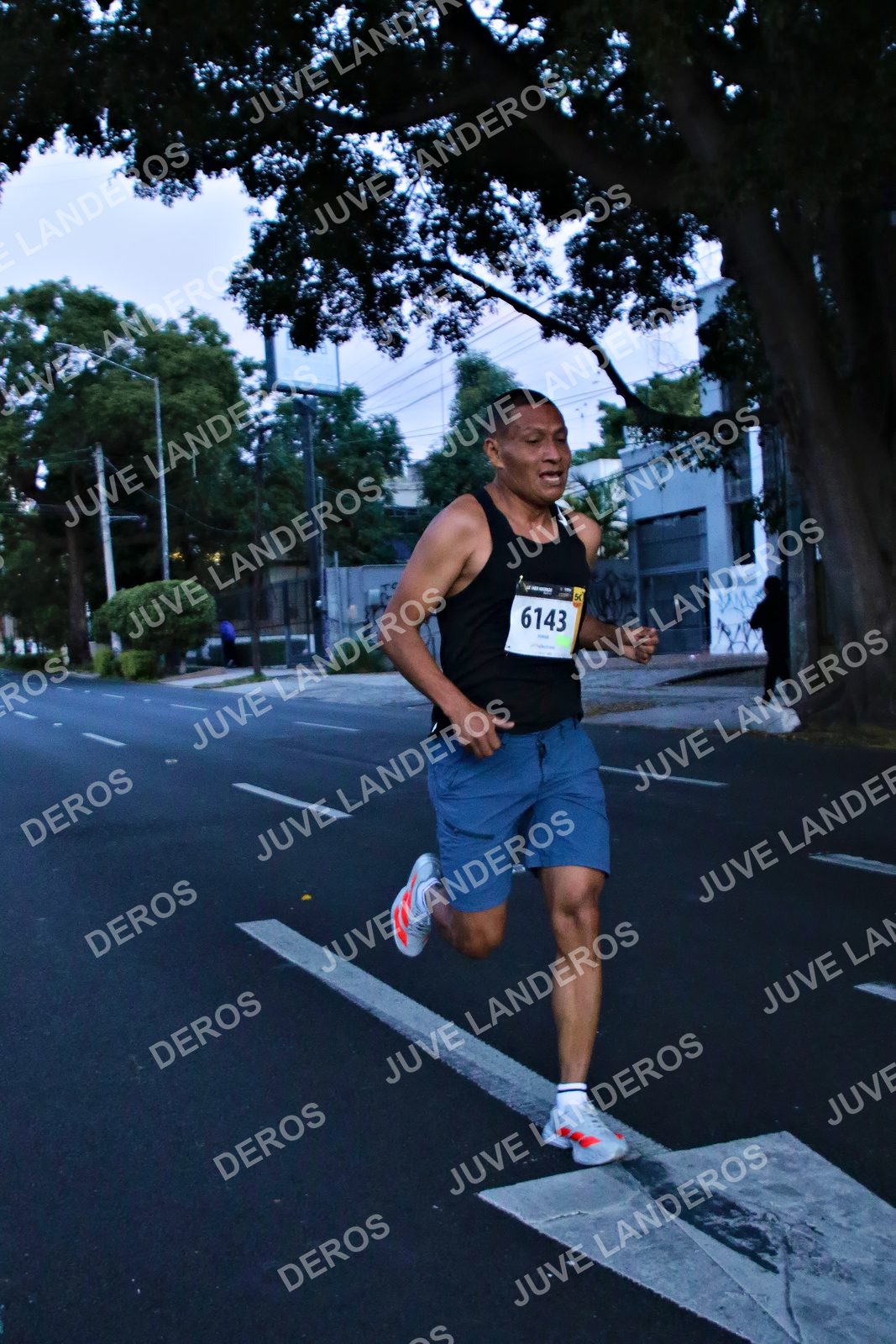 Foto de la X Carrera Leones Negros Red Cola 2026 en Rectoría General de la UdeG, Av. Juárez 976 (meta en Av. Enrique Díaz de León y Pedro Moreno), Guadalajara a las 04:50 · dorsal 6143