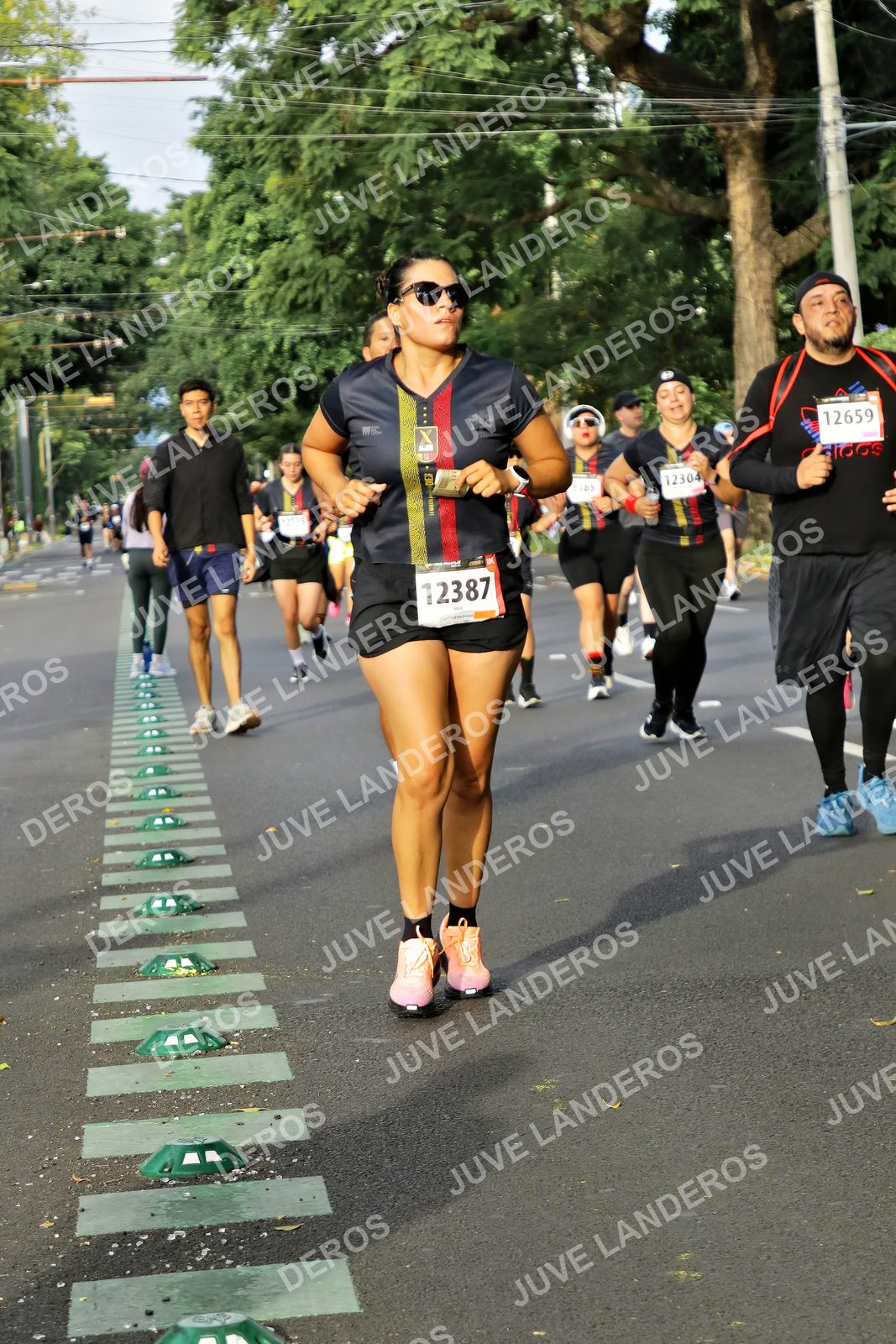 Foto de la X Carrera Leones Negros Red Cola 2026 en Rectoría General de la UdeG, Av. Juárez 976 (meta en Av. Enrique Díaz de León y Pedro Moreno), Guadalajara a las 08:05 · dorsal 12387, 12659, 12304