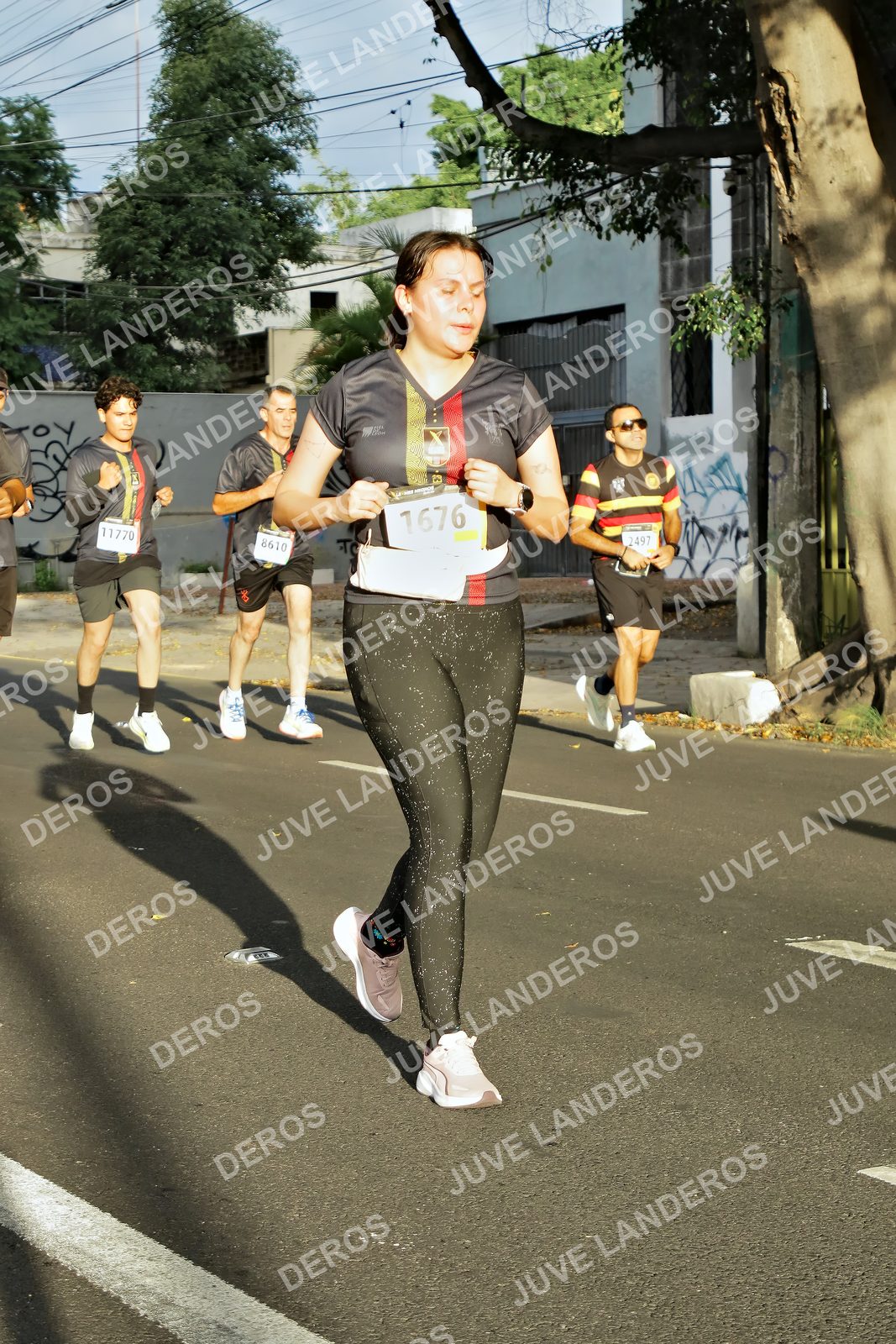 Foto de la X Carrera Leones Negros Red Cola 2026 en Rectoría General de la UdeG, Av. Juárez 976 (meta en Av. Enrique Díaz de León y Pedro Moreno), Guadalajara a las 07:38 · dorsal 1676, 11770, 8610, 2497