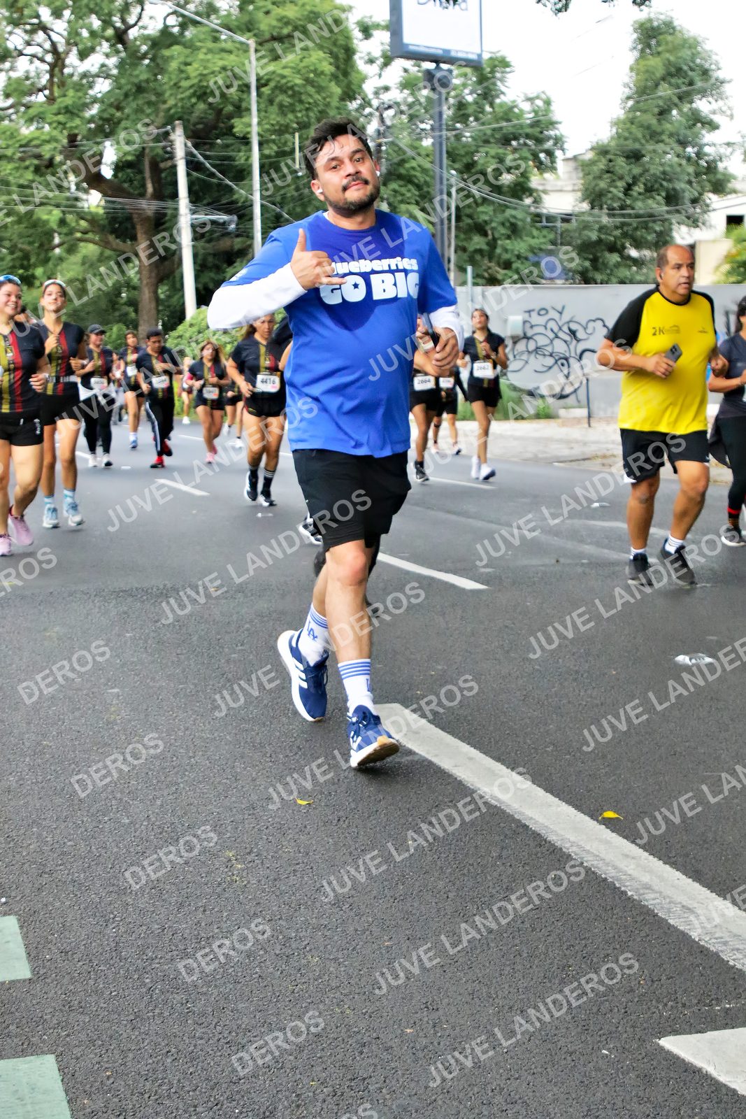 Foto de la X Carrera Leones Negros Red Cola 2026 en Rectoría General de la UdeG, Av. Juárez 976 (meta en Av. Enrique Díaz de León y Pedro Moreno), Guadalajara a las 07:15 · dorsal 2004, 4416