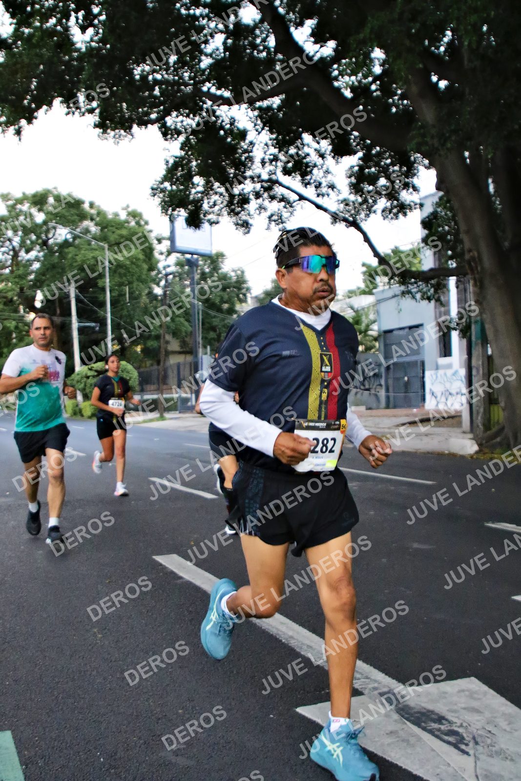 Foto de la X Carrera Leones Negros Red Cola 2026 en Rectoría General de la UdeG, Av. Juárez 976 (meta en Av. Enrique Díaz de León y Pedro Moreno), Guadalajara a las 04:57 · dorsal 282, 4726