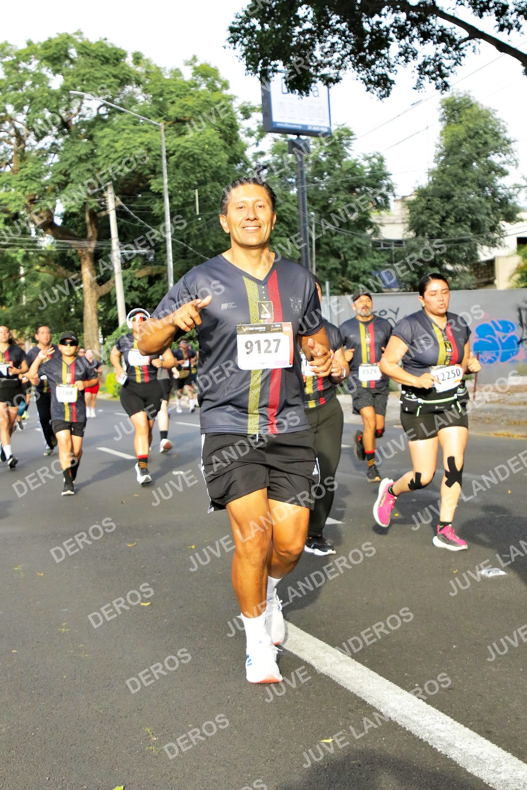 Foto de la X Carrera Leones Negros Red Cola 2026 en Rectoría General de la UdeG, Av. Juárez 976 (meta en Av. Enrique Díaz de León y Pedro Moreno), Guadalajara a las 08:05 · dorsal 9127, 2250, 1188