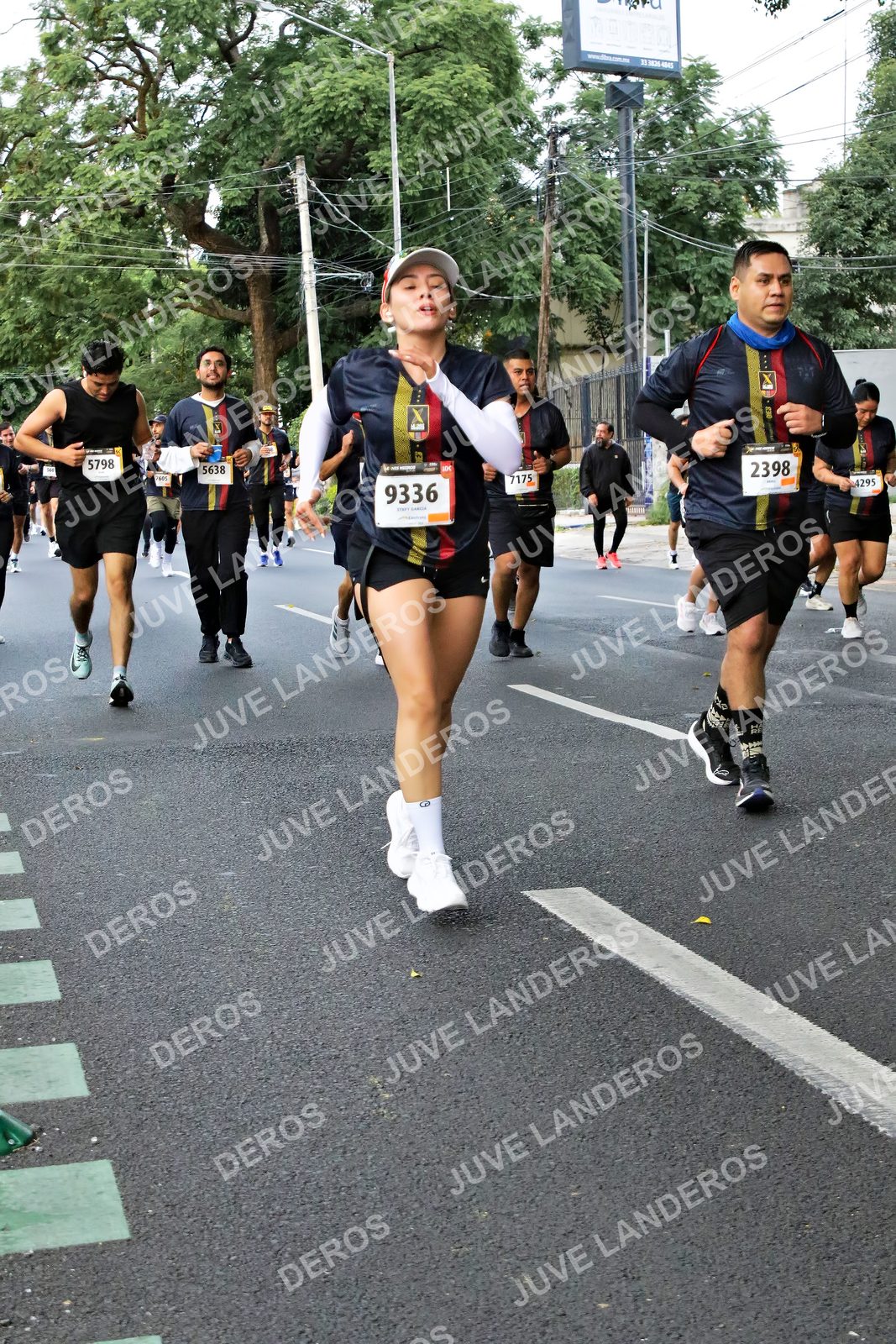 Foto de la X Carrera Leones Negros Red Cola 2026 en Rectoría General de la UdeG, Av. Juárez 976 (meta en Av. Enrique Díaz de León y Pedro Moreno), Guadalajara a las 05:10 · dorsal 5638, 9336, 2398, 5798