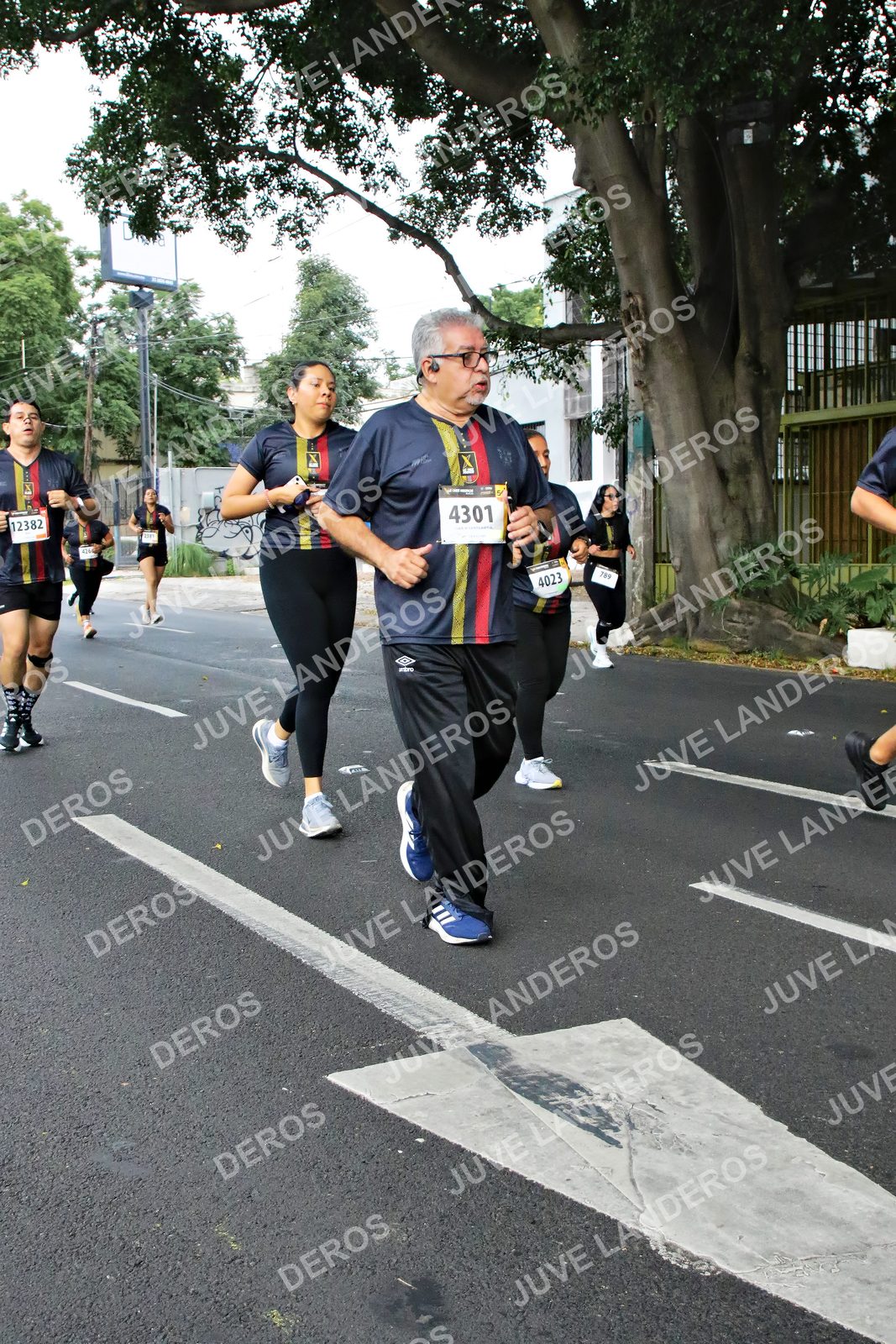 Foto de la X Carrera Leones Negros Red Cola 2026 en Rectoría General de la UdeG, Av. Juárez 976 (meta en Av. Enrique Díaz de León y Pedro Moreno), Guadalajara a las 05:12 · dorsal 4301, 4023, 12382