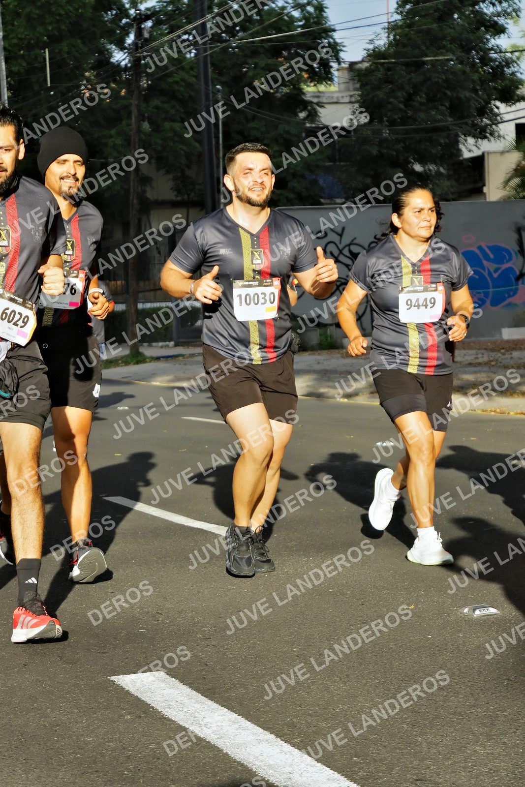 Foto de la X Carrera Leones Negros Red Cola 2026 en Rectoría General de la UdeG, Av. Juárez 976 (meta en Av. Enrique Díaz de León y Pedro Moreno), Guadalajara a las 07:54 · dorsal 10030, 9449, 6029, 76