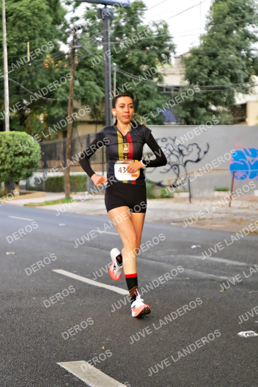 Foto de la X Carrera Leones Negros Red Cola 2026 en Rectoría General de la UdeG, Av. Juárez 976 (meta en Av. Enrique Díaz de León y Pedro Moreno), Guadalajara a las 04:59 · dorsal 43