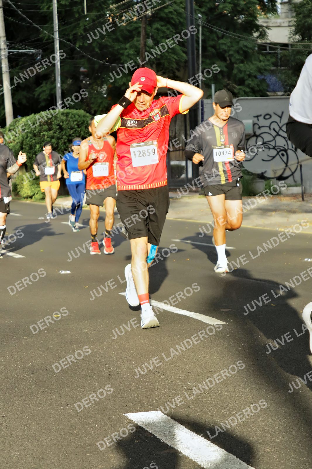 Foto de la X Carrera Leones Negros Red Cola 2026 en Rectoría General de la UdeG, Av. Juárez 976 (meta en Av. Enrique Díaz de León y Pedro Moreno), Guadalajara a las 07:40 · dorsal 12859, 10474, 11510