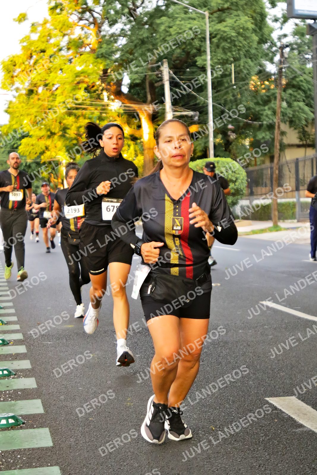Foto de la X Carrera Leones Negros Red Cola 2026 en Rectoría General de la UdeG, Av. Juárez 976 (meta en Av. Enrique Díaz de León y Pedro Moreno), Guadalajara a las 05:01 · dorsal 2193, 5097, 67