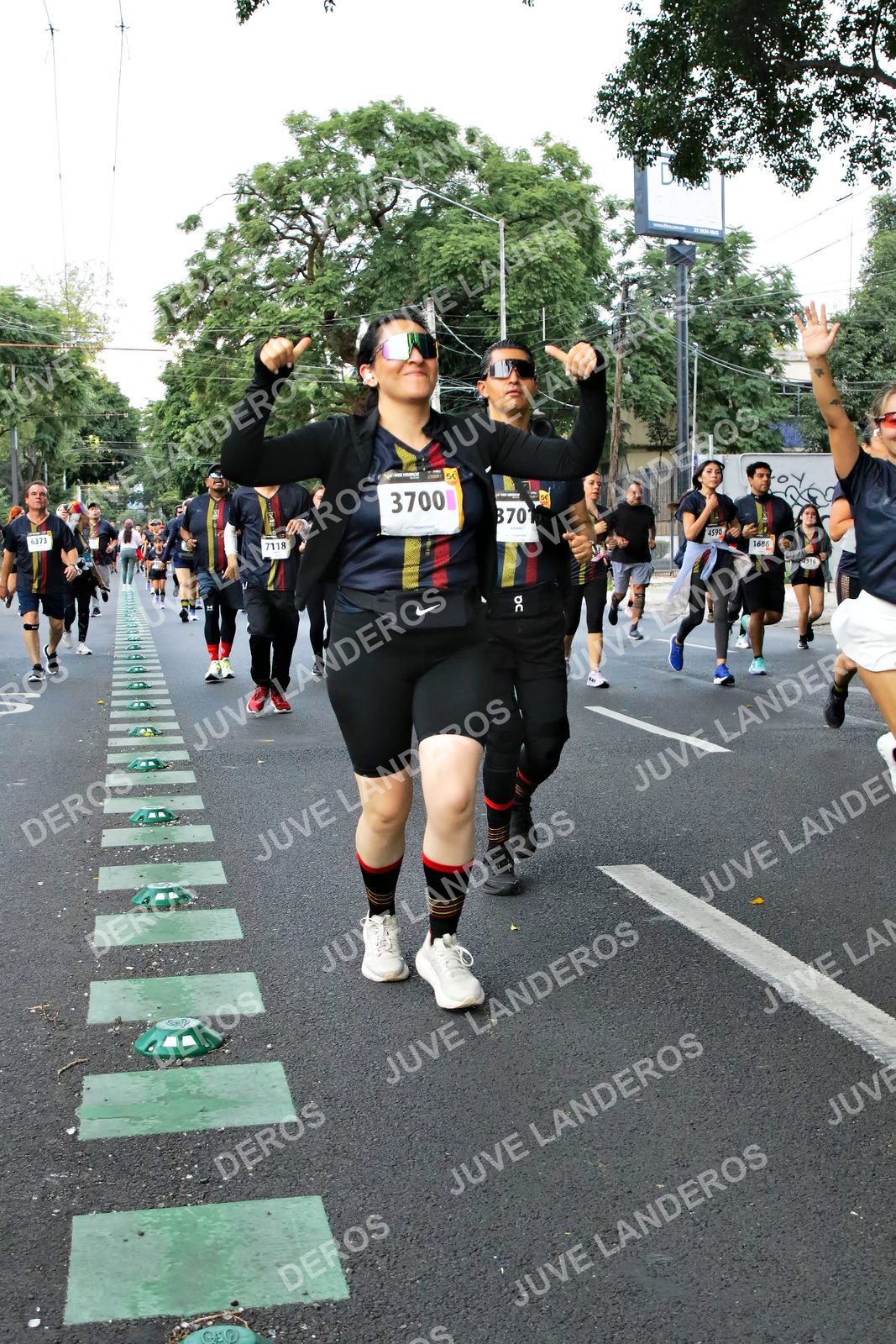 Foto de la X Carrera Leones Negros Red Cola 2026 en Rectoría General de la UdeG, Av. Juárez 976 (meta en Av. Enrique Díaz de León y Pedro Moreno), Guadalajara a las 05:11 · dorsal 3700, 7118, 4590