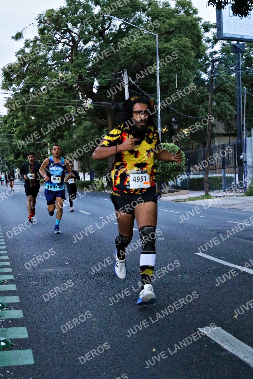 Foto de la X Carrera Leones Negros Red Cola 2026 en Rectoría General de la UdeG, Av. Juárez 976 (meta en Av. Enrique Díaz de León y Pedro Moreno), Guadalajara a las 04:54 · dorsal 4951, 5034, 29