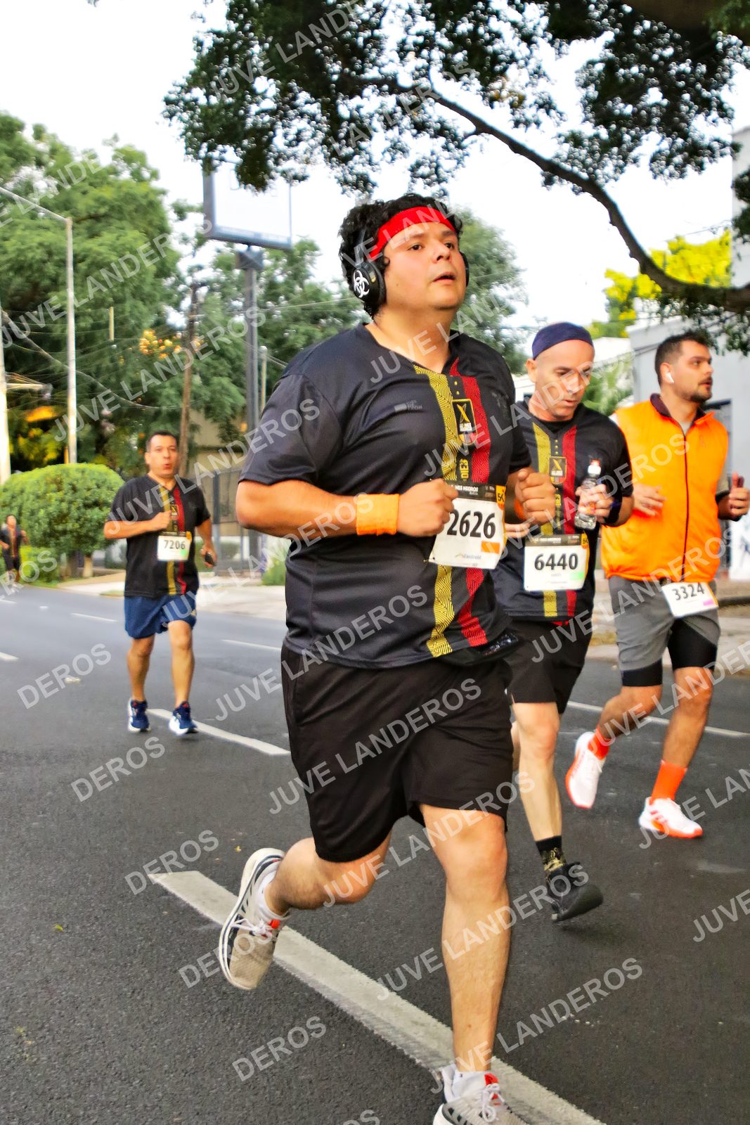 Foto de la X Carrera Leones Negros Red Cola 2026 en Rectoría General de la UdeG, Av. Juárez 976 (meta en Av. Enrique Díaz de León y Pedro Moreno), Guadalajara a las 05:02 · dorsal 6440, 2626, 3324, 7206