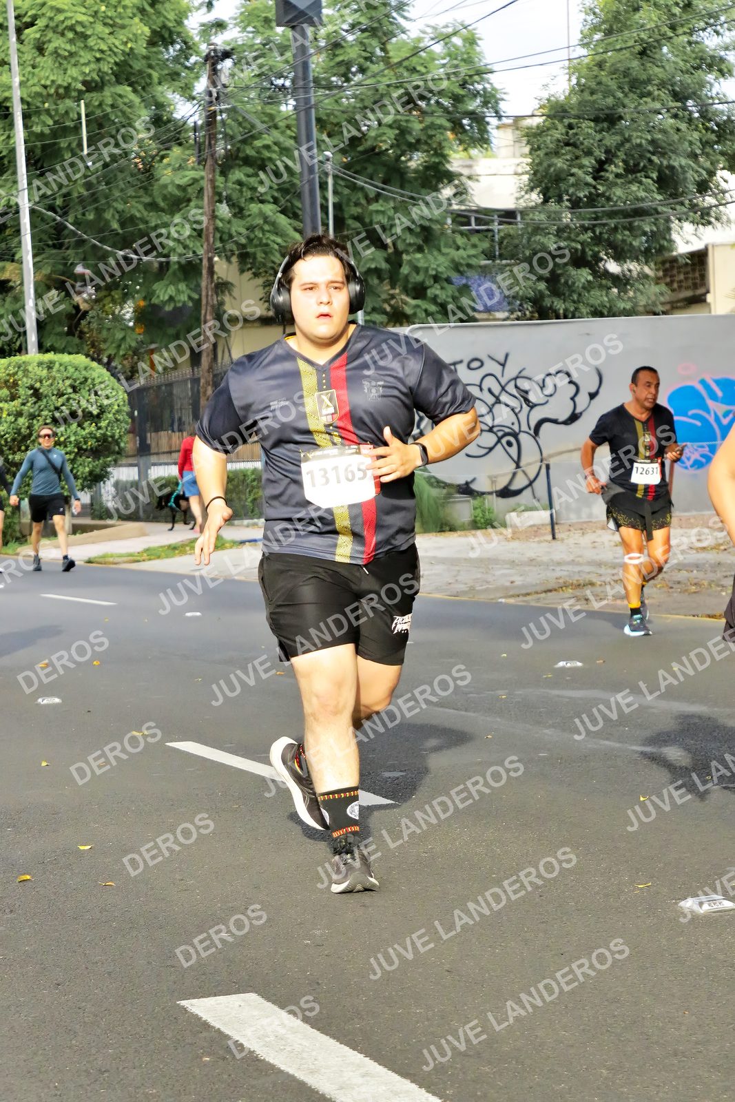 Foto de la X Carrera Leones Negros Red Cola 2026 en Rectoría General de la UdeG, Av. Juárez 976 (meta en Av. Enrique Díaz de León y Pedro Moreno), Guadalajara a las 08:12 · dorsal 13165, 12631