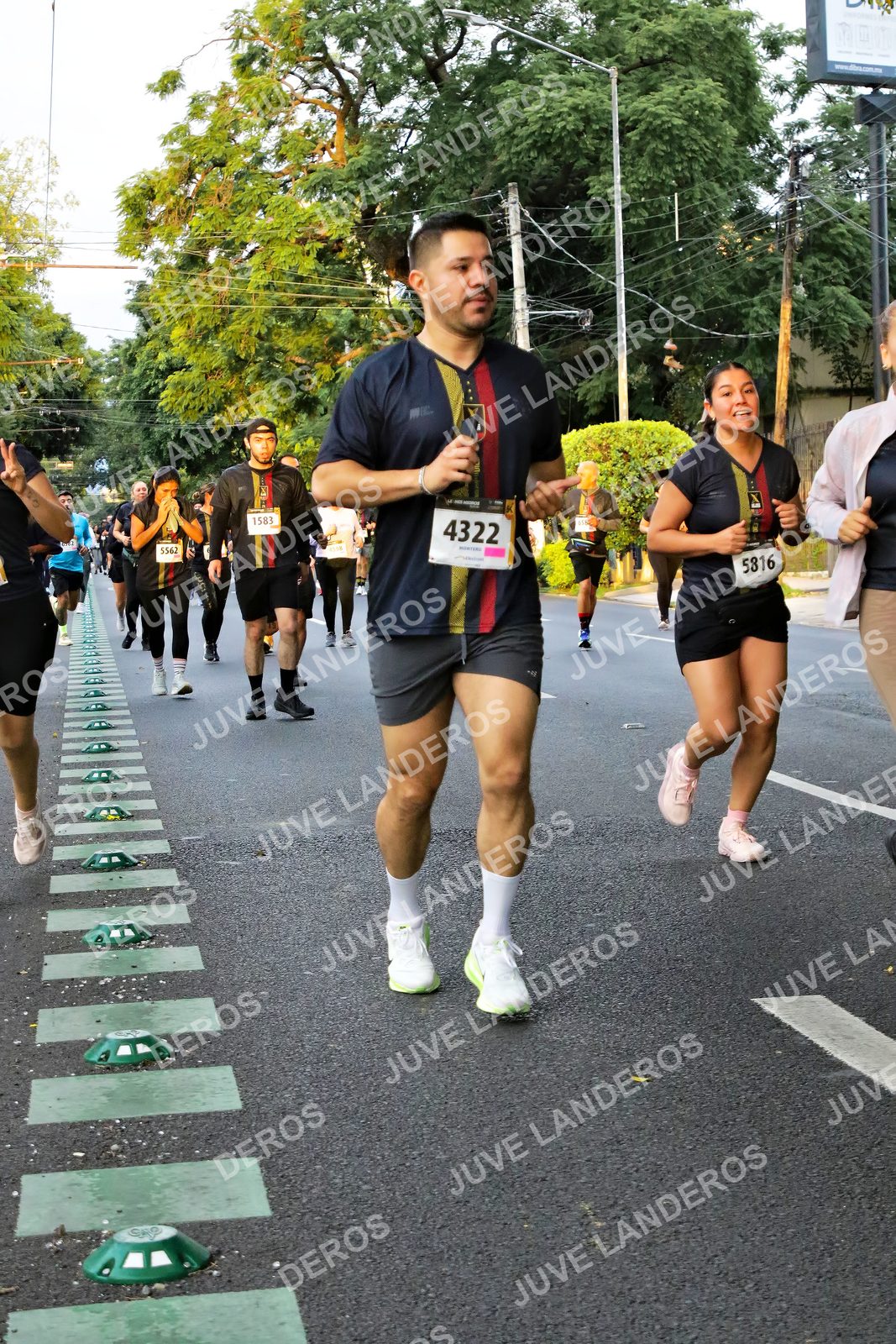 Foto de la X Carrera Leones Negros Red Cola 2026 en Rectoría General de la UdeG, Av. Juárez 976 (meta en Av. Enrique Díaz de León y Pedro Moreno), Guadalajara a las 05:07 · dorsal 4322, 5816, 1583