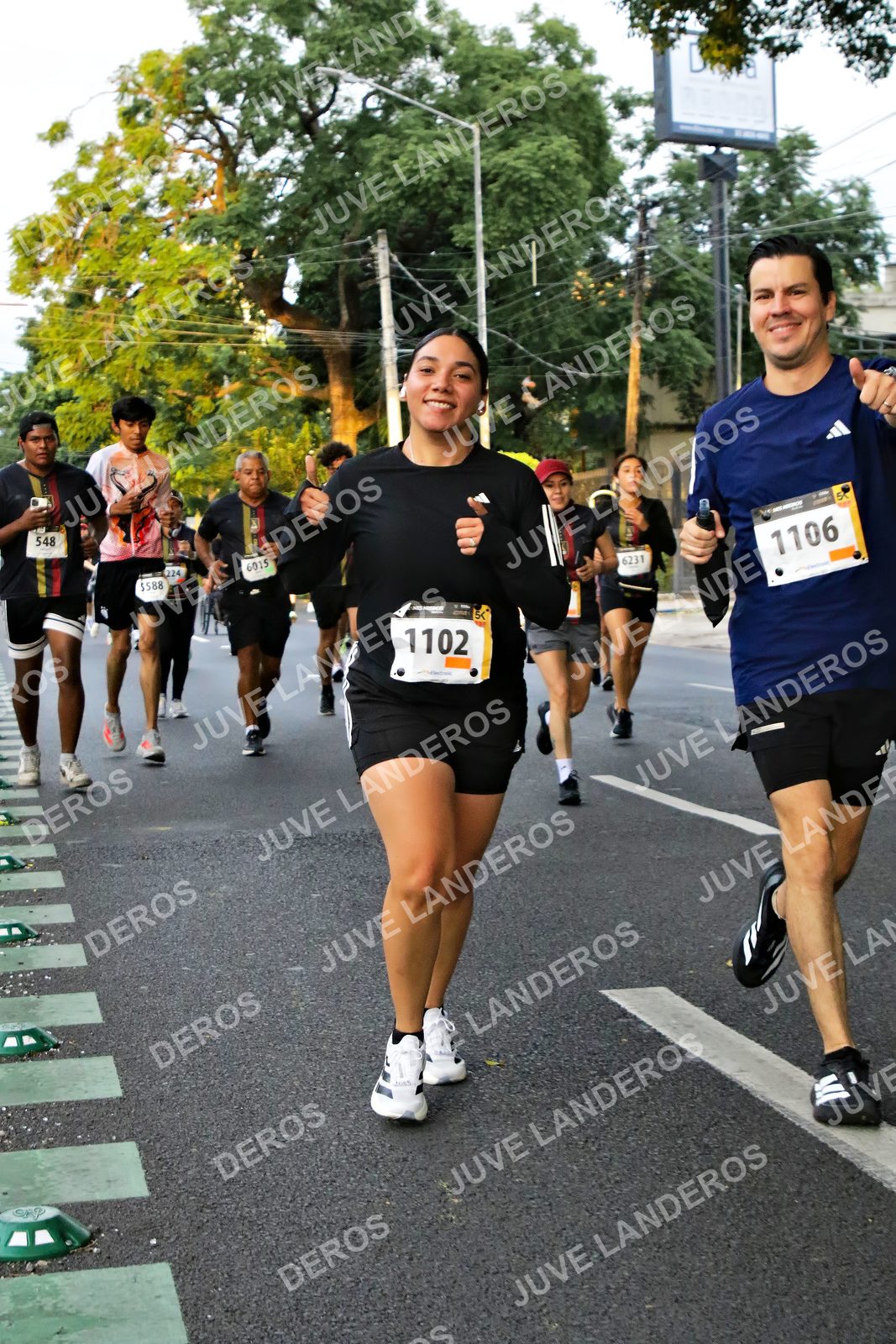 Foto de la X Carrera Leones Negros Red Cola 2026 en Rectoría General de la UdeG, Av. Juárez 976 (meta en Av. Enrique Díaz de León y Pedro Moreno), Guadalajara a las 05:06 · dorsal 1102, 1106, 548, 6231
