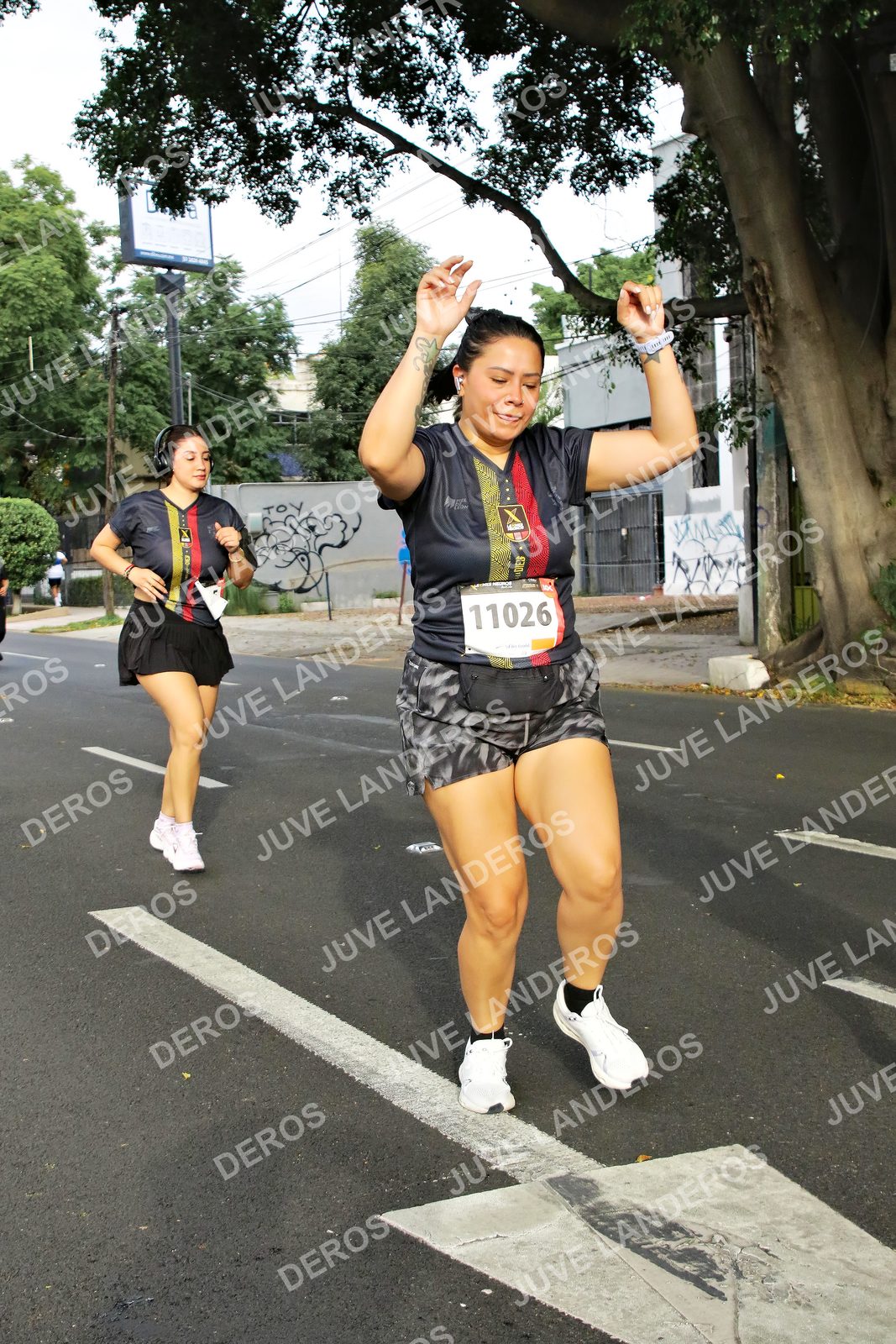 Foto de la X Carrera Leones Negros Red Cola 2026 en Rectoría General de la UdeG, Av. Juárez 976 (meta en Av. Enrique Díaz de León y Pedro Moreno), Guadalajara a las 08:09 · dorsal 11026