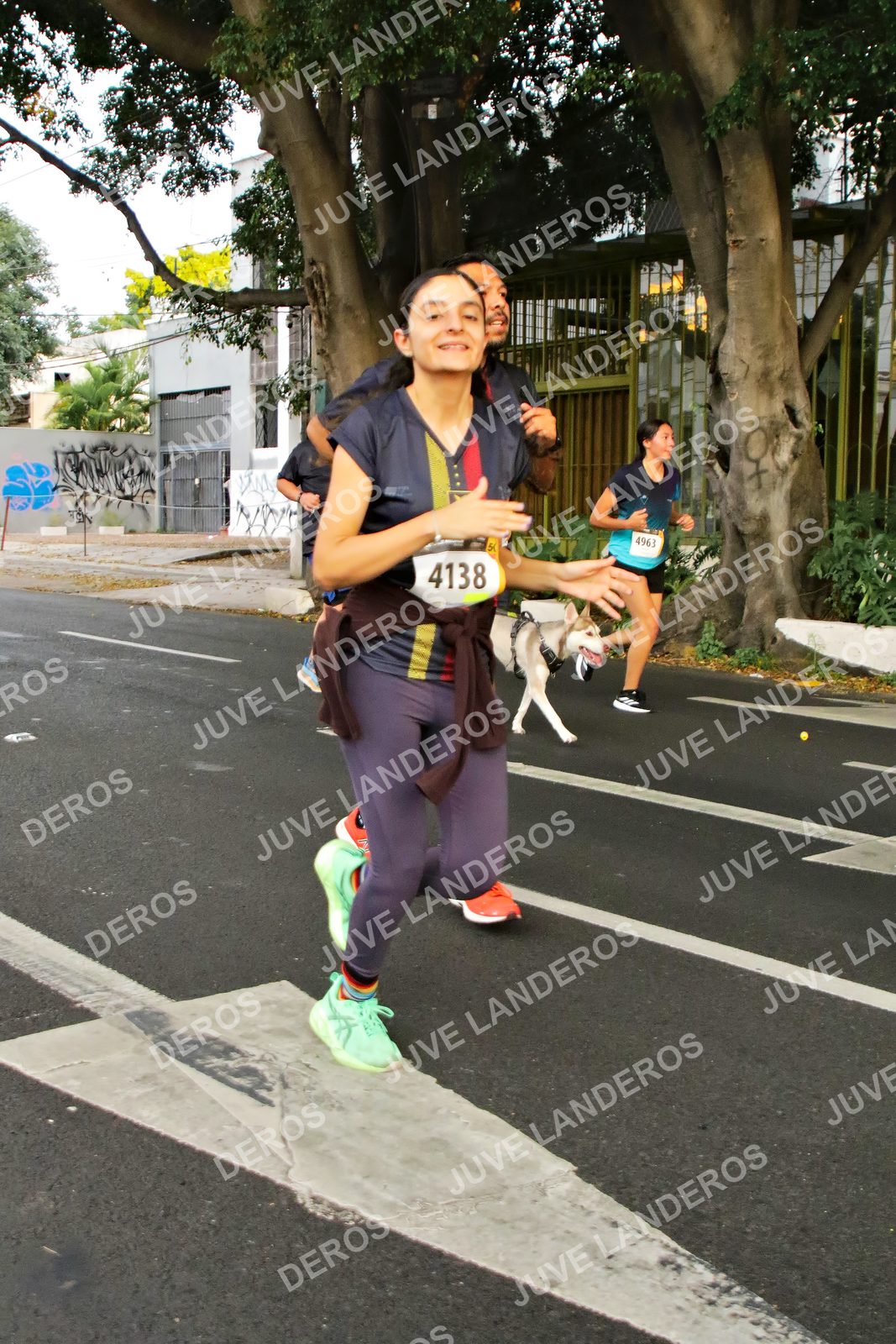 Foto de la X Carrera Leones Negros Red Cola 2026 en Rectoría General de la UdeG, Av. Juárez 976 (meta en Av. Enrique Díaz de León y Pedro Moreno), Guadalajara a las 05:02 · dorsal 4138, 4963