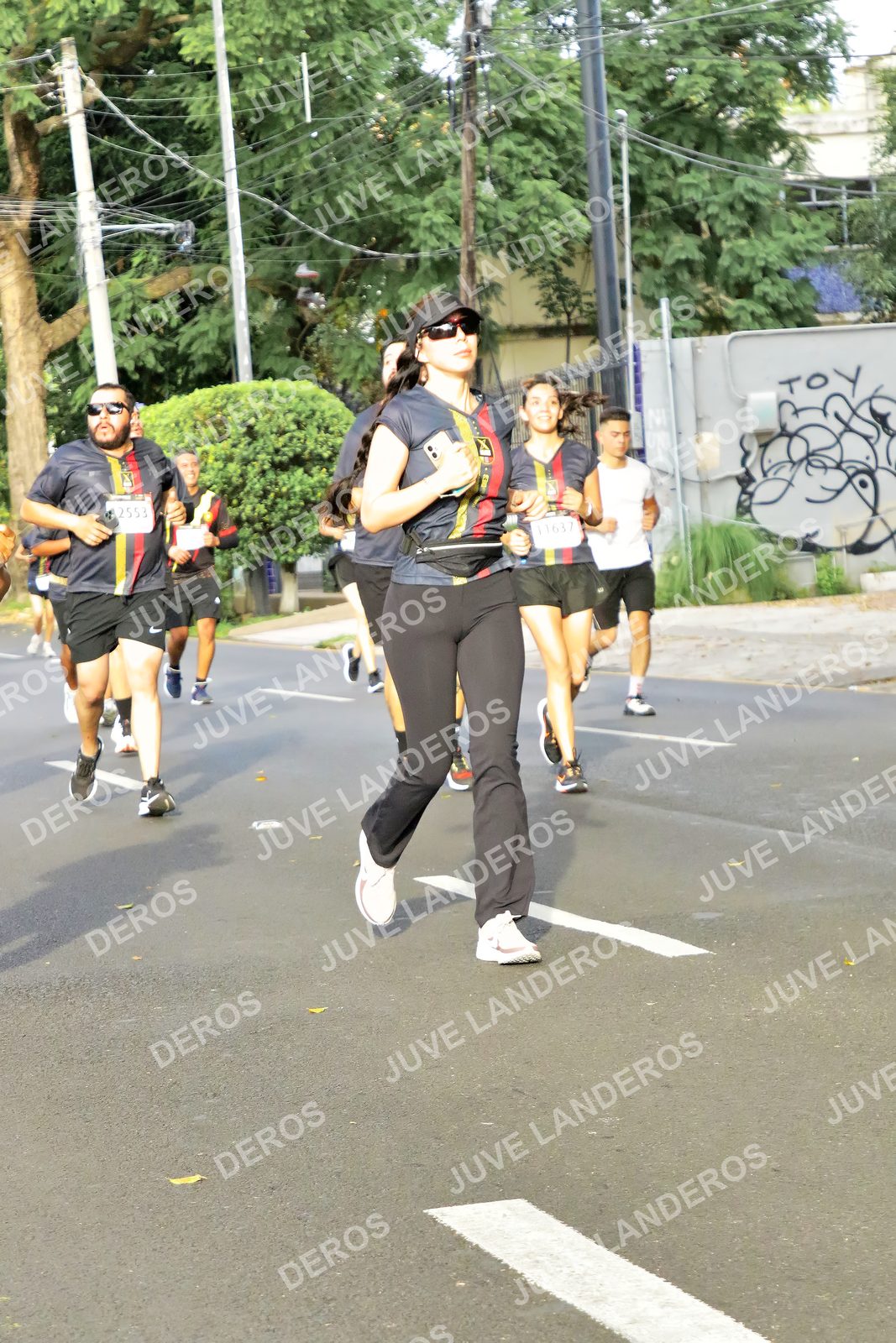 Foto de la X Carrera Leones Negros Red Cola 2026 en Rectoría General de la UdeG, Av. Juárez 976 (meta en Av. Enrique Díaz de León y Pedro Moreno), Guadalajara a las 08:04 · dorsal 2553, 11637