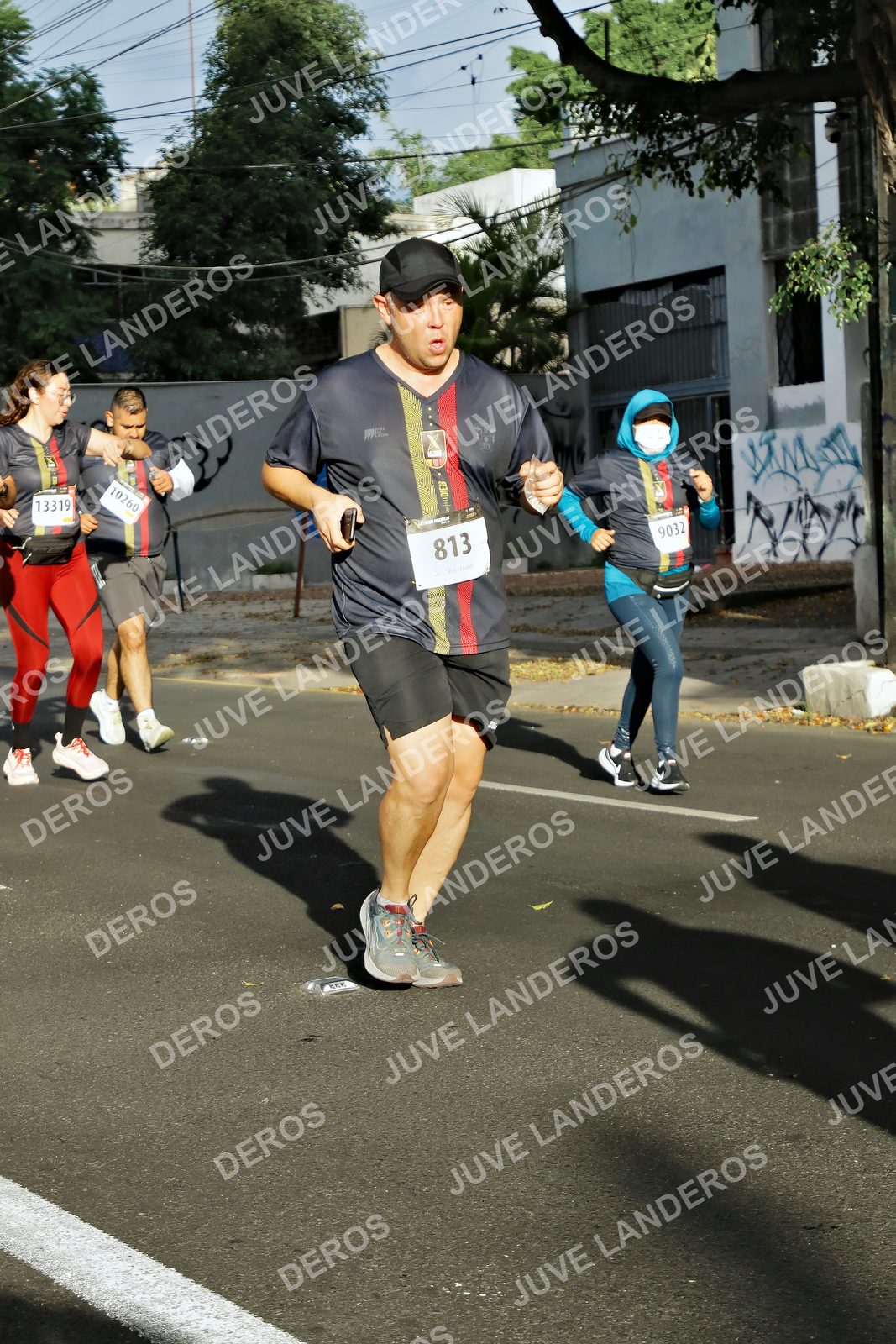 Foto de la X Carrera Leones Negros Red Cola 2026 en Rectoría General de la UdeG, Av. Juárez 976 (meta en Av. Enrique Díaz de León y Pedro Moreno), Guadalajara a las 07:58 · dorsal 813, 13319, 9032, 10260