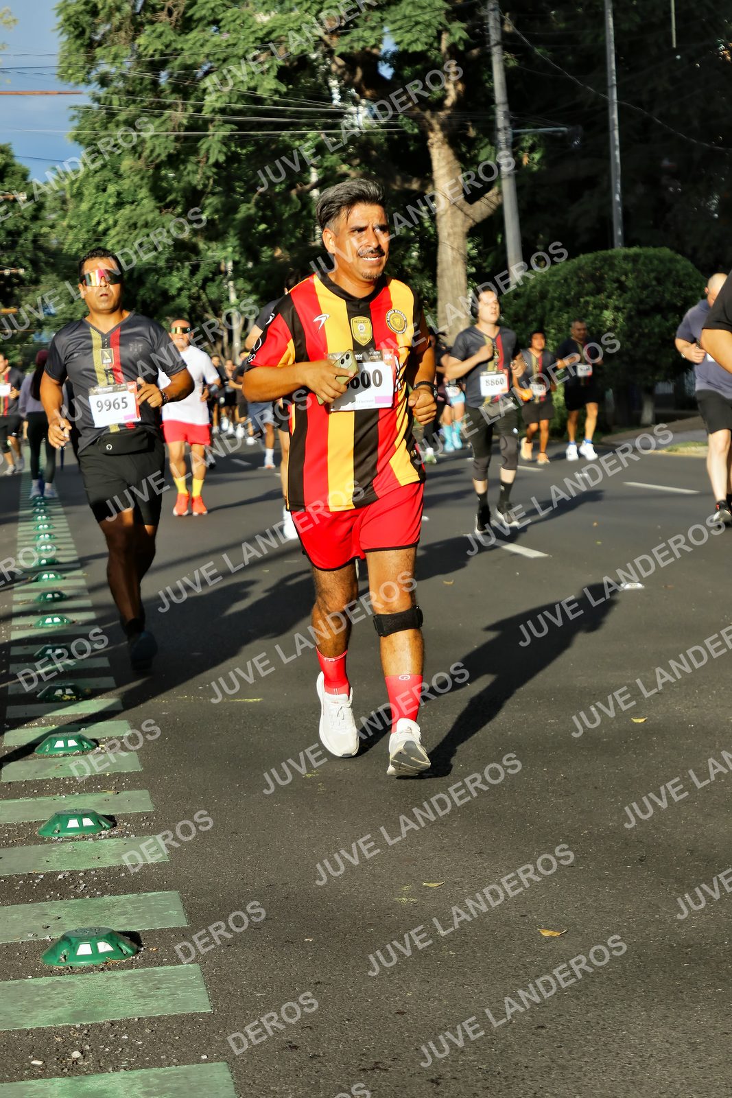 Foto de la X Carrera Leones Negros Red Cola 2026 en Rectoría General de la UdeG, Av. Juárez 976 (meta en Av. Enrique Díaz de León y Pedro Moreno), Guadalajara a las 07:50 · dorsal 9965, 600, 8860