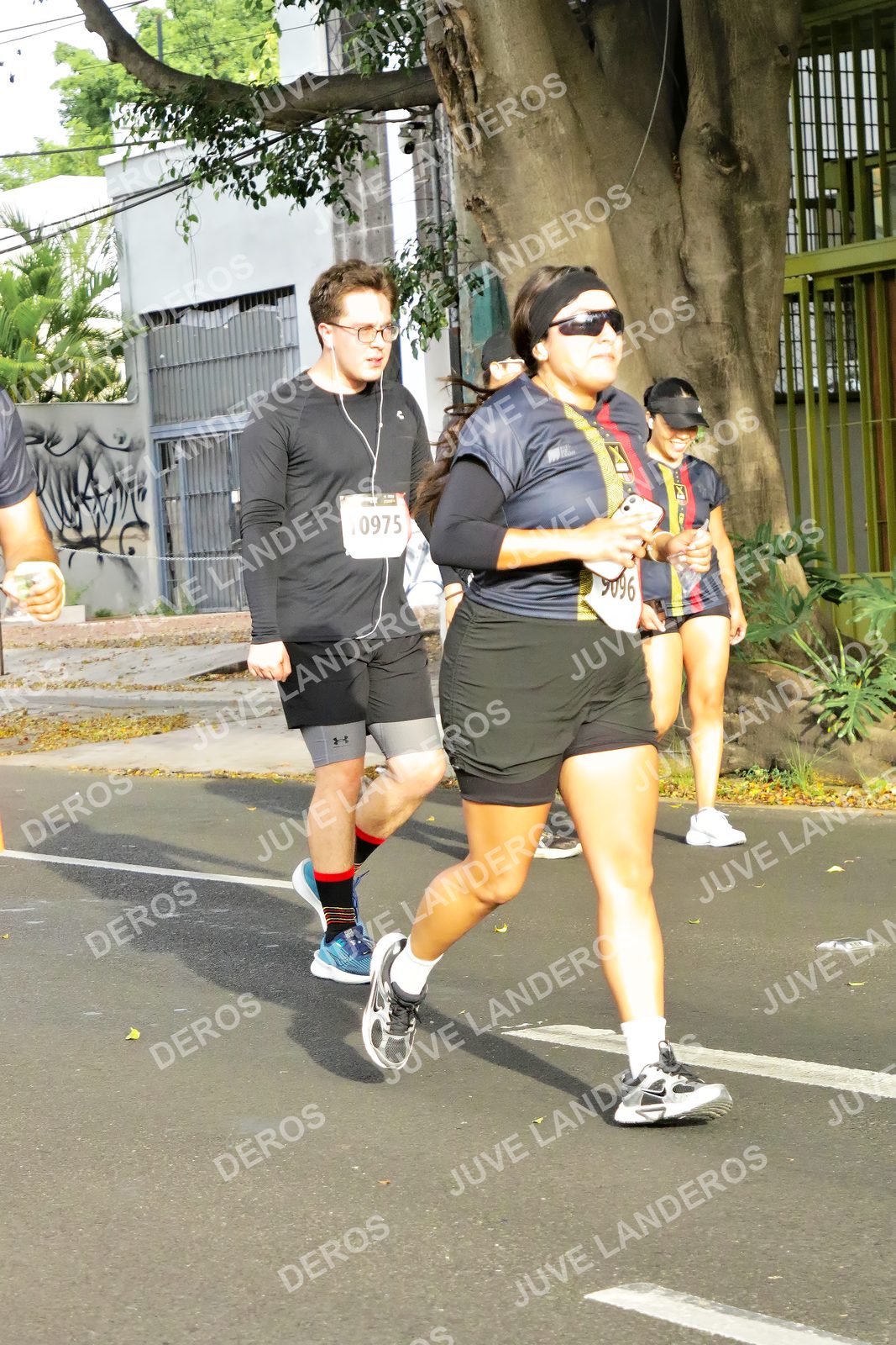 Foto de la X Carrera Leones Negros Red Cola 2026 en Rectoría General de la UdeG, Av. Juárez 976 (meta en Av. Enrique Díaz de León y Pedro Moreno), Guadalajara a las 08:10 · dorsal 975, 9606