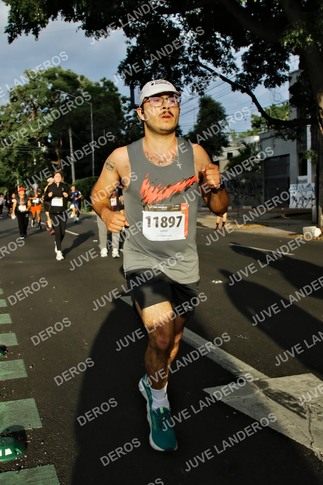 Foto de la X Carrera Leones Negros Red Cola 2026 en Rectoría General de la UdeG, Av. Juárez 976 (meta en Av. Enrique Díaz de León y Pedro Moreno), Guadalajara a las 07:37 · dorsal 11897, 6172
