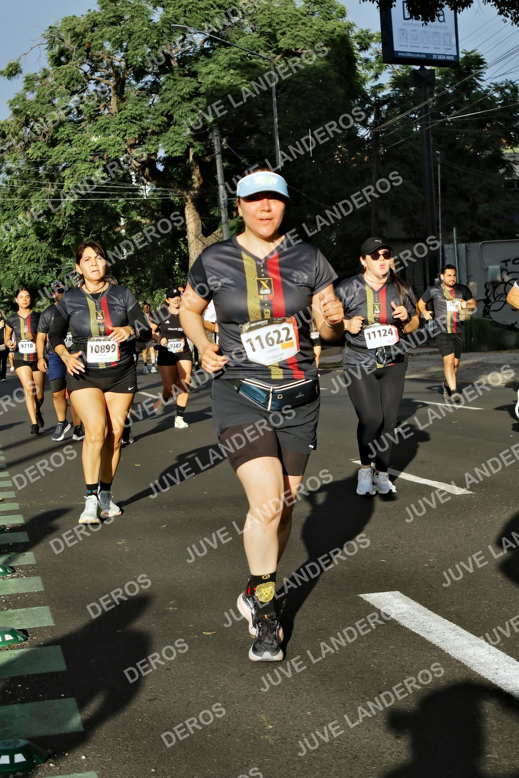 Foto de la X Carrera Leones Negros Red Cola 2026 en Rectoría General de la UdeG, Av. Juárez 976 (meta en Av. Enrique Díaz de León y Pedro Moreno), Guadalajara a las 07:55 · dorsal 11622, 11124, 10899, 9710
