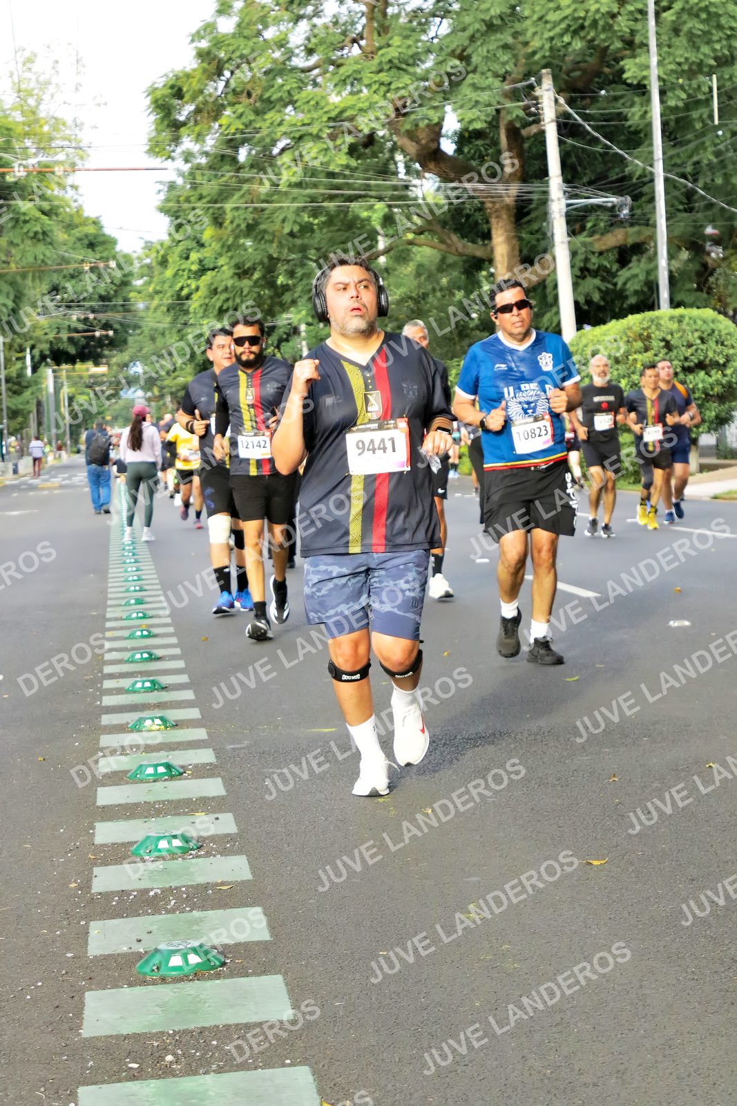 Foto de la X Carrera Leones Negros Red Cola 2026 en Rectoría General de la UdeG, Av. Juárez 976 (meta en Av. Enrique Díaz de León y Pedro Moreno), Guadalajara a las 08:06 · dorsal 9441, 12142, 10823
