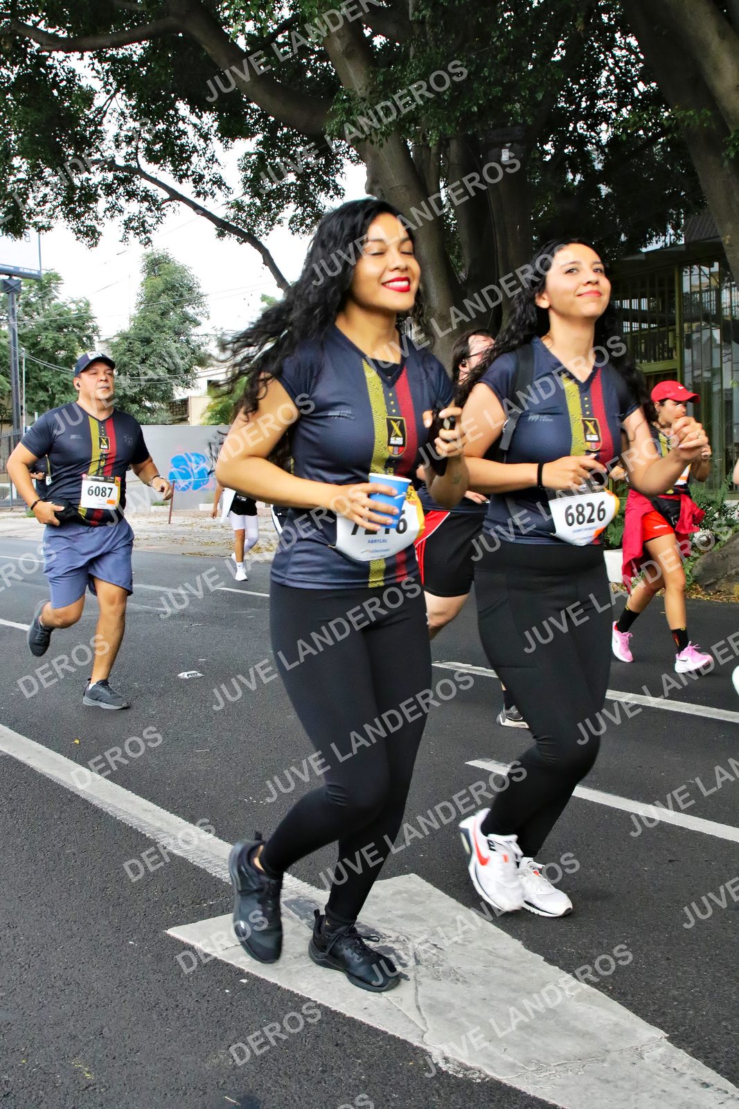 Foto de la X Carrera Leones Negros Red Cola 2026 en Rectoría General de la UdeG, Av. Juárez 976 (meta en Av. Enrique Díaz de León y Pedro Moreno), Guadalajara a las 05:12 · dorsal 6826, 6087