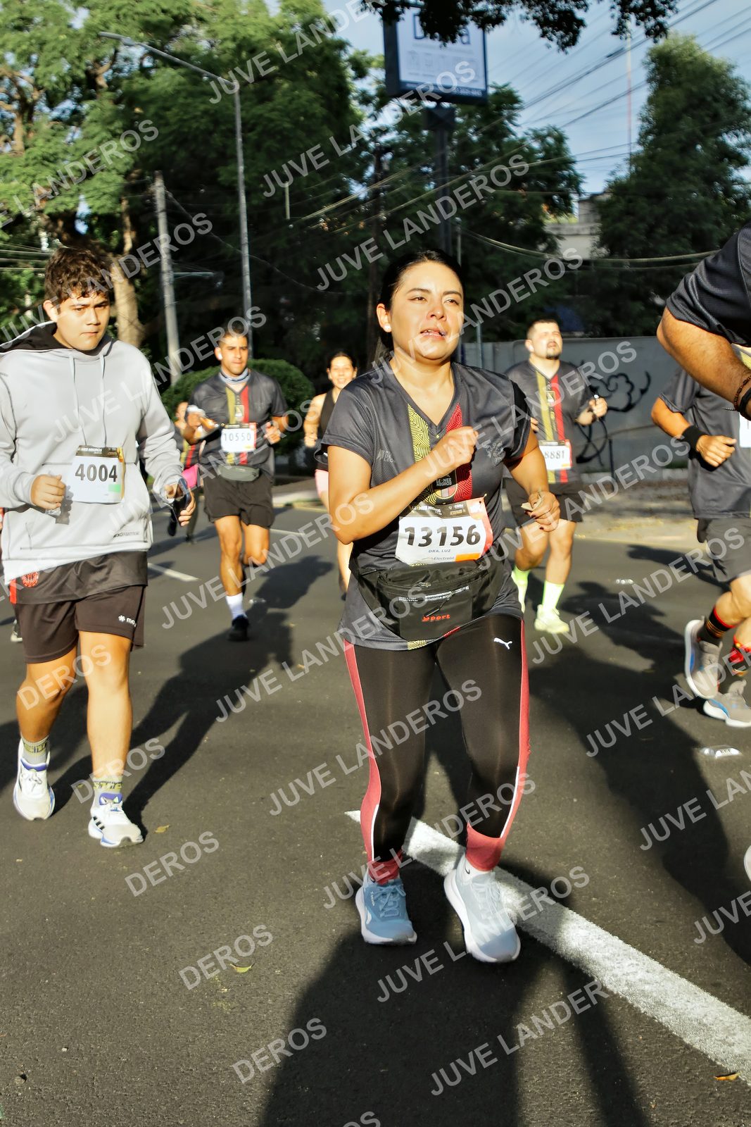 Foto de la X Carrera Leones Negros Red Cola 2026 en Rectoría General de la UdeG, Av. Juárez 976 (meta en Av. Enrique Díaz de León y Pedro Moreno), Guadalajara a las 07:44 · dorsal 4004, 13156, 10550