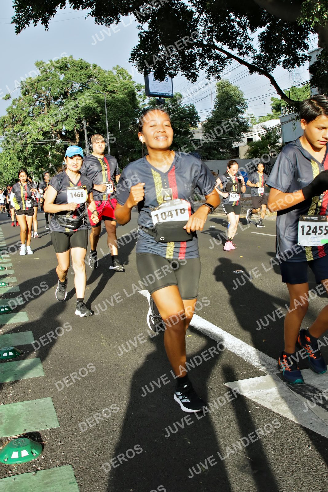 Foto de la X Carrera Leones Negros Red Cola 2026 en Rectoría General de la UdeG, Av. Juárez 976 (meta en Av. Enrique Díaz de León y Pedro Moreno), Guadalajara a las 07:57 · dorsal 12455, 1466, 491, 10416