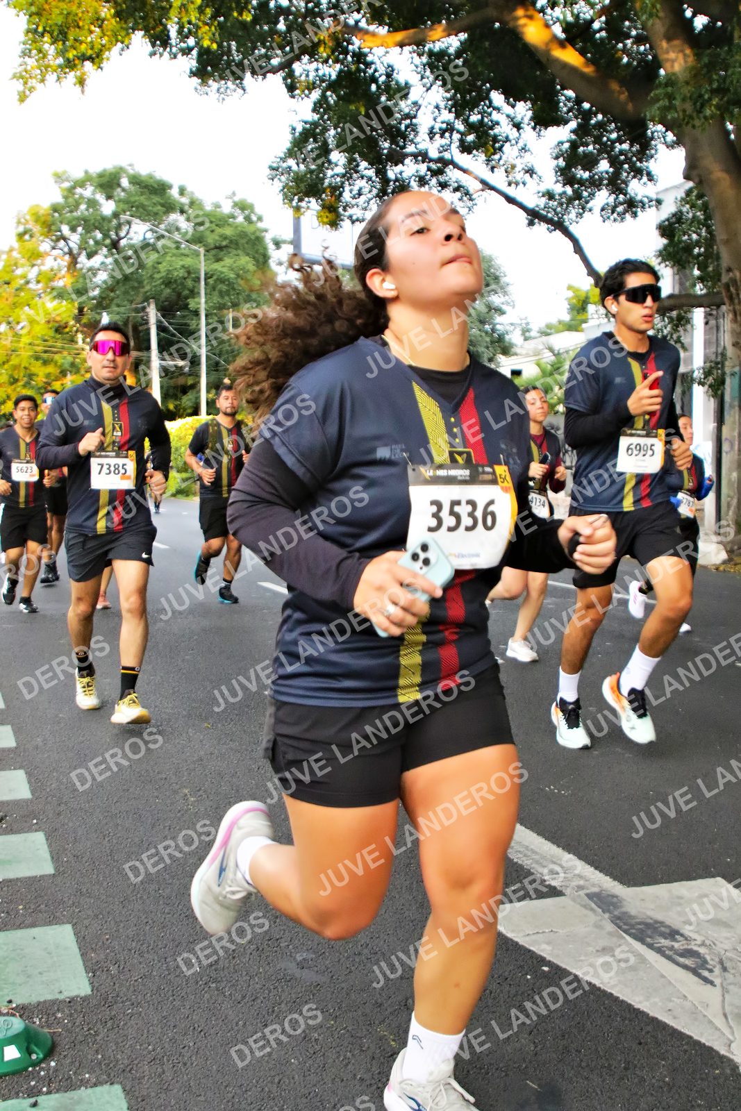 Foto de la X Carrera Leones Negros Red Cola 2026 en Rectoría General de la UdeG, Av. Juárez 976 (meta en Av. Enrique Díaz de León y Pedro Moreno), Guadalajara a las 05:05 · dorsal 3536, 7385, 6995, 5623